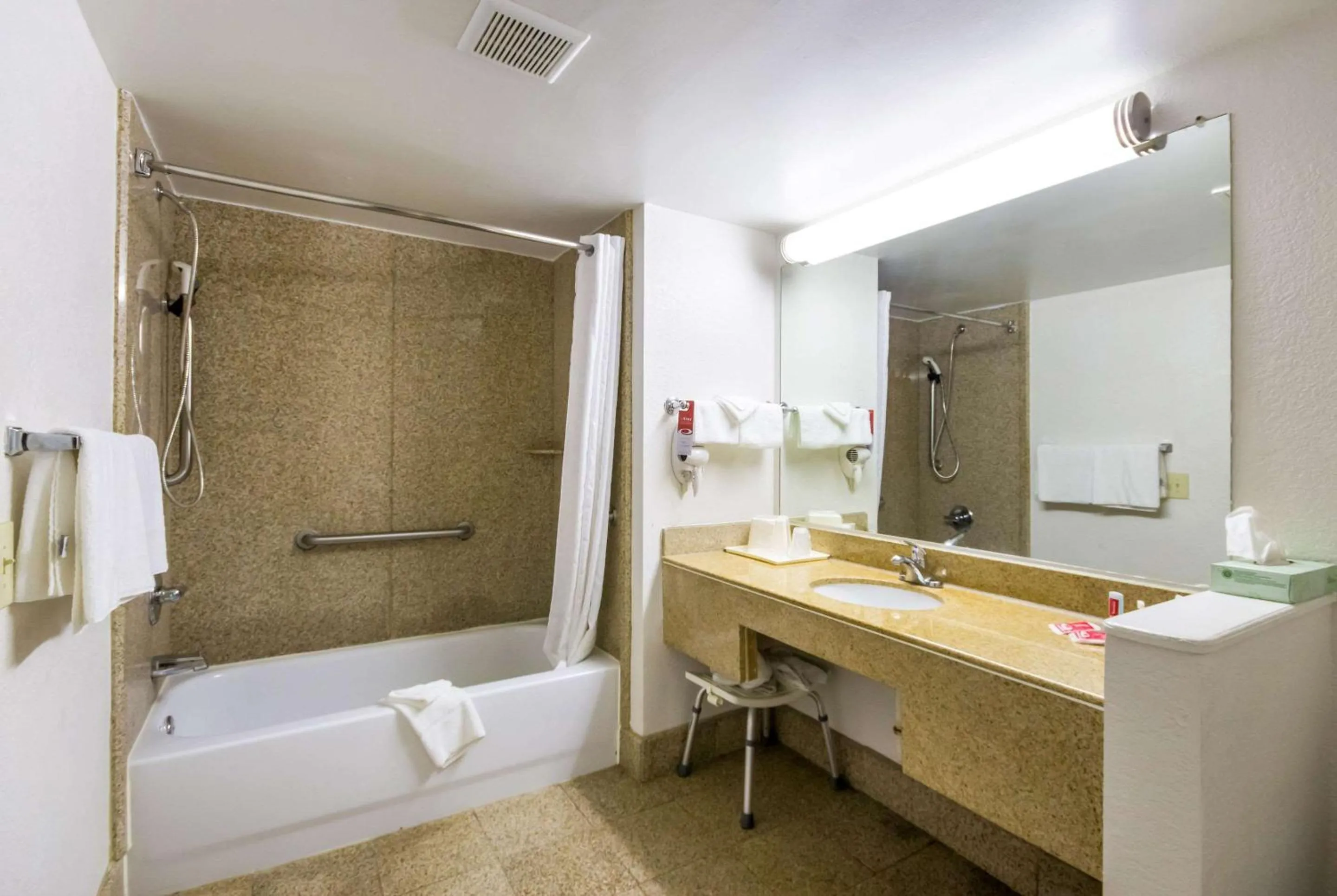 Bathroom, Bed in Econo Lodge Little Creek