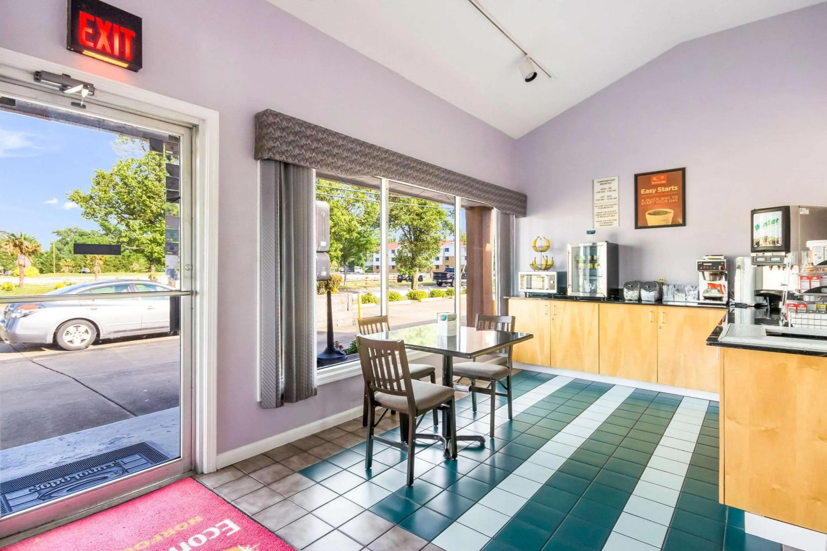 Restaurant/places to eat in Econo Lodge Little Creek