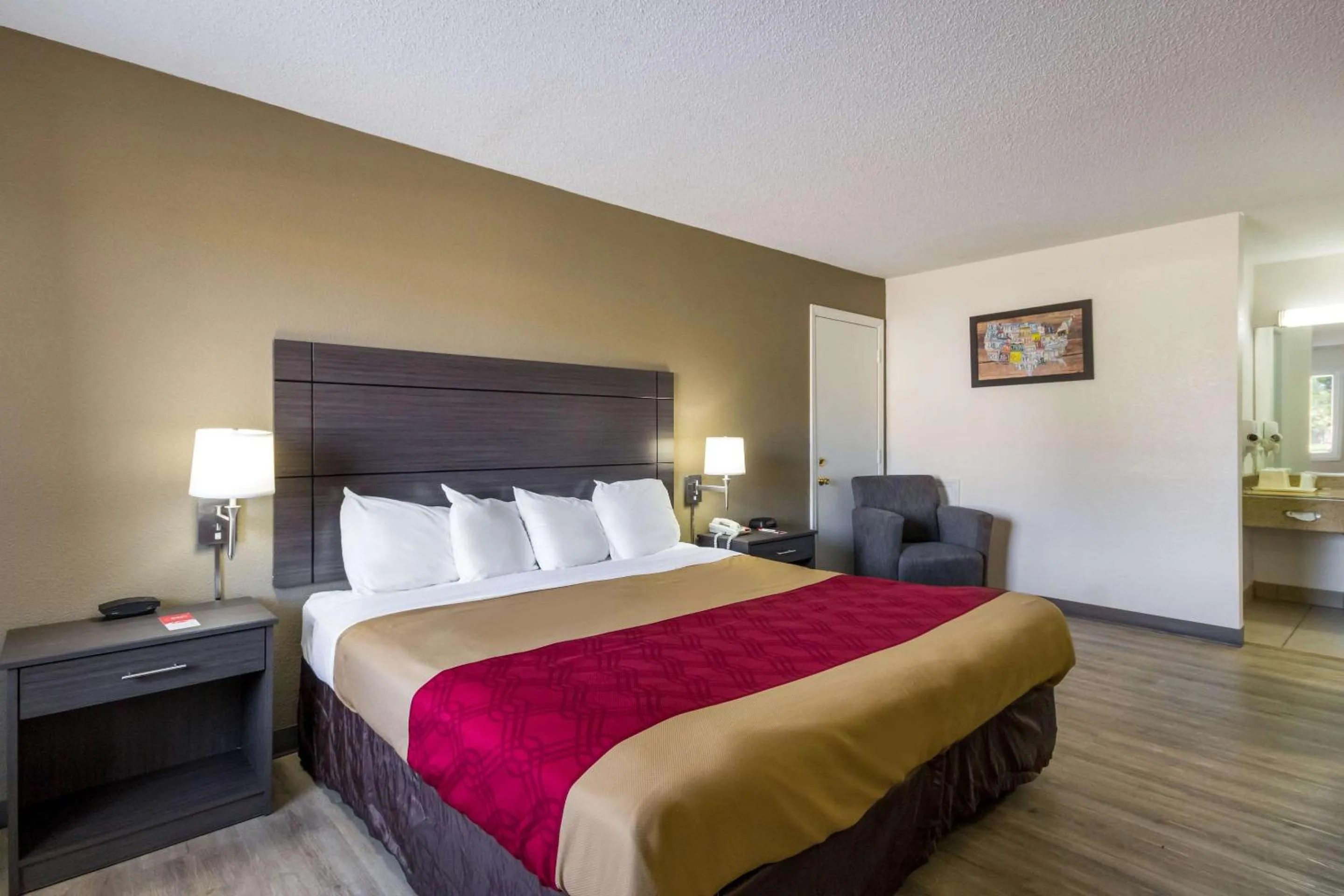 Photo of the whole room, Bed in Econo Lodge Little Creek