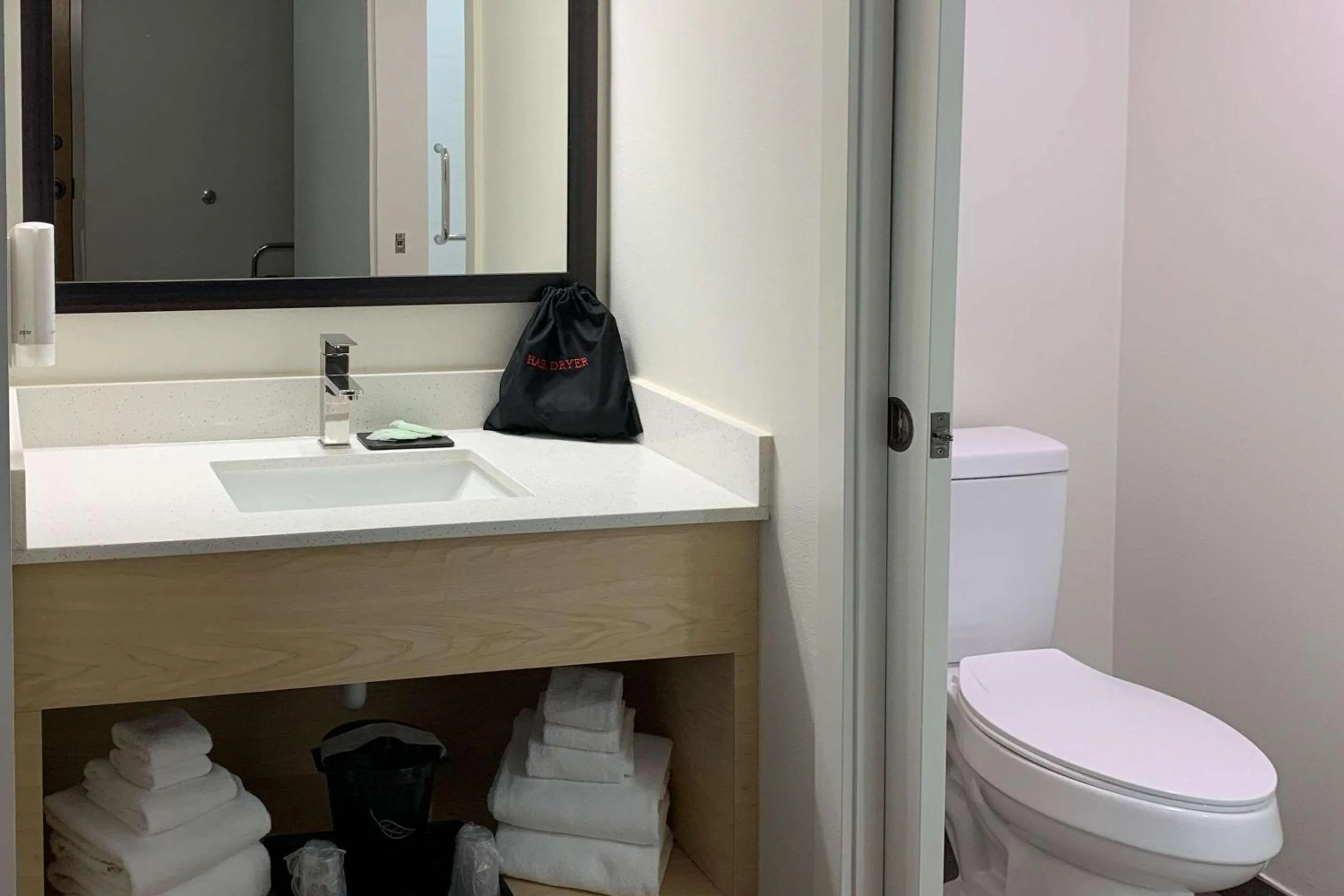 Bedroom in Sleep Inn Staunton