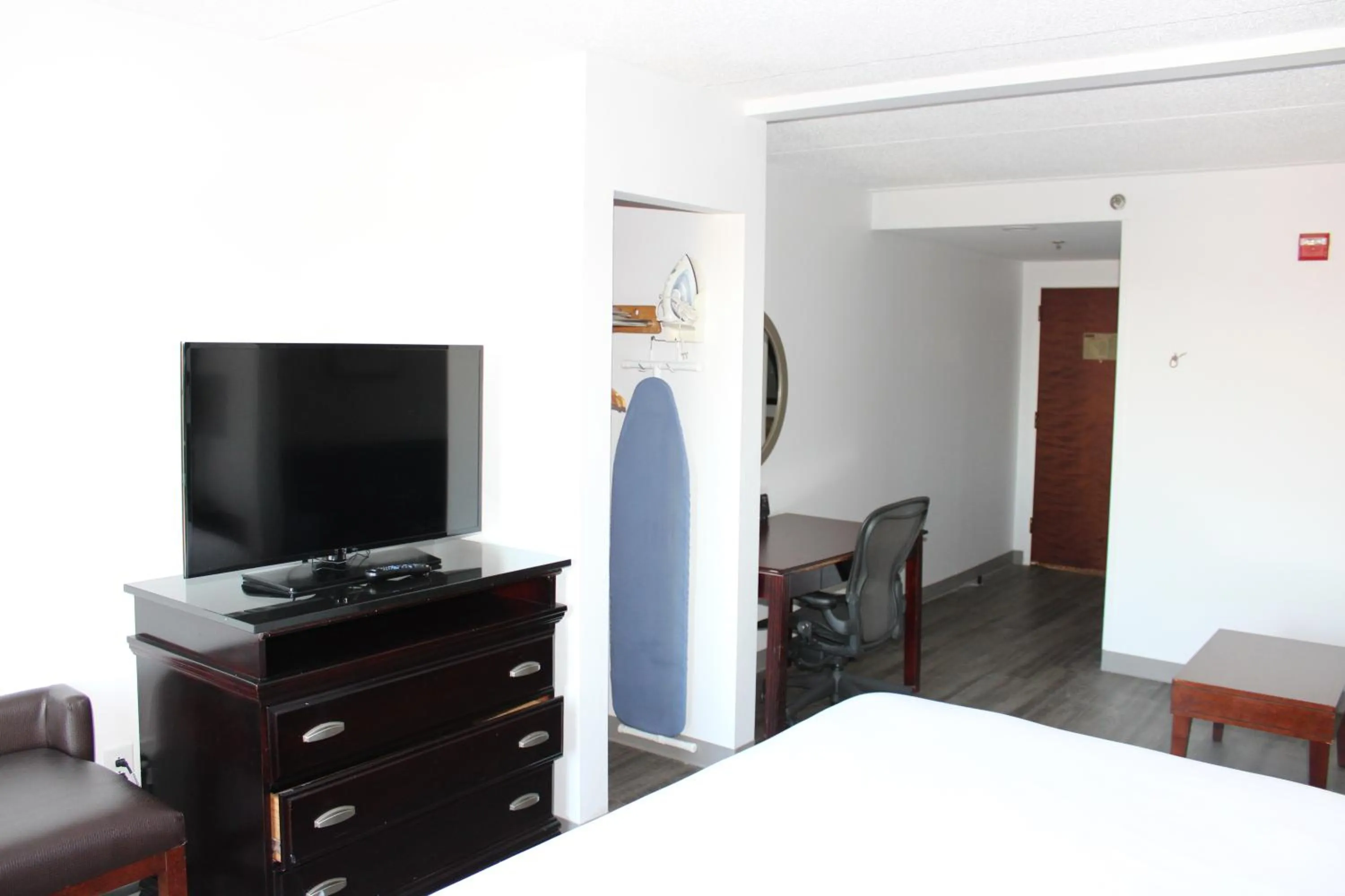 Bedroom, Bed in Comfort Suites Dulles Airport