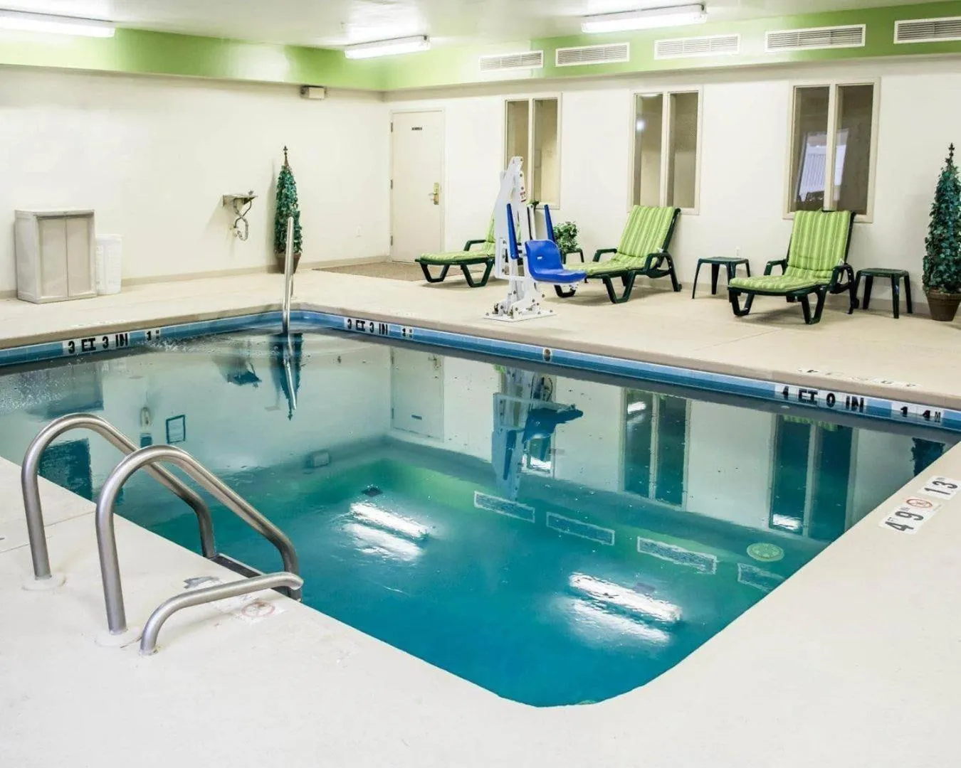 Swimming pool in Sleep Inn & Suites Stony Creek - Petersburg South