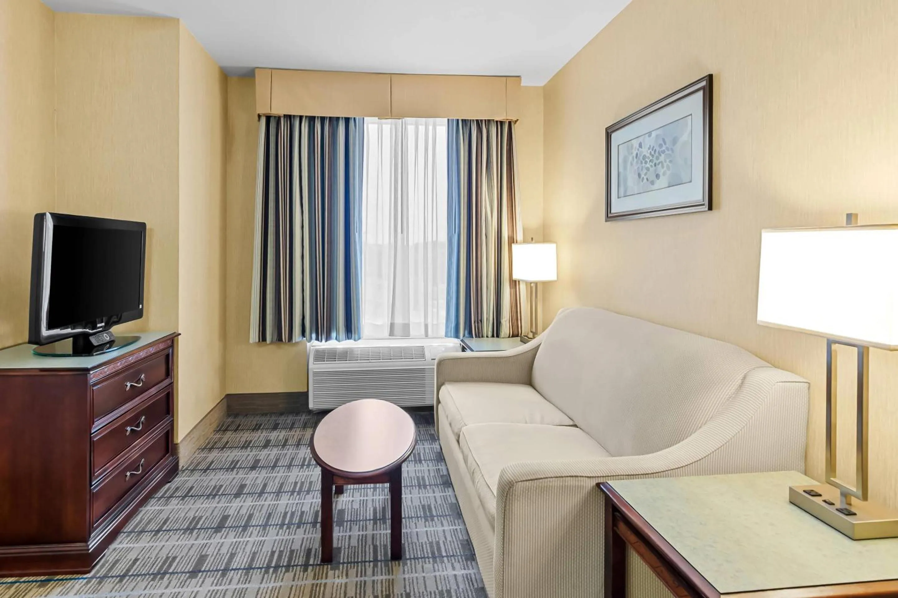 Bedroom, Bed in MainStay Suites Roanoke Airport