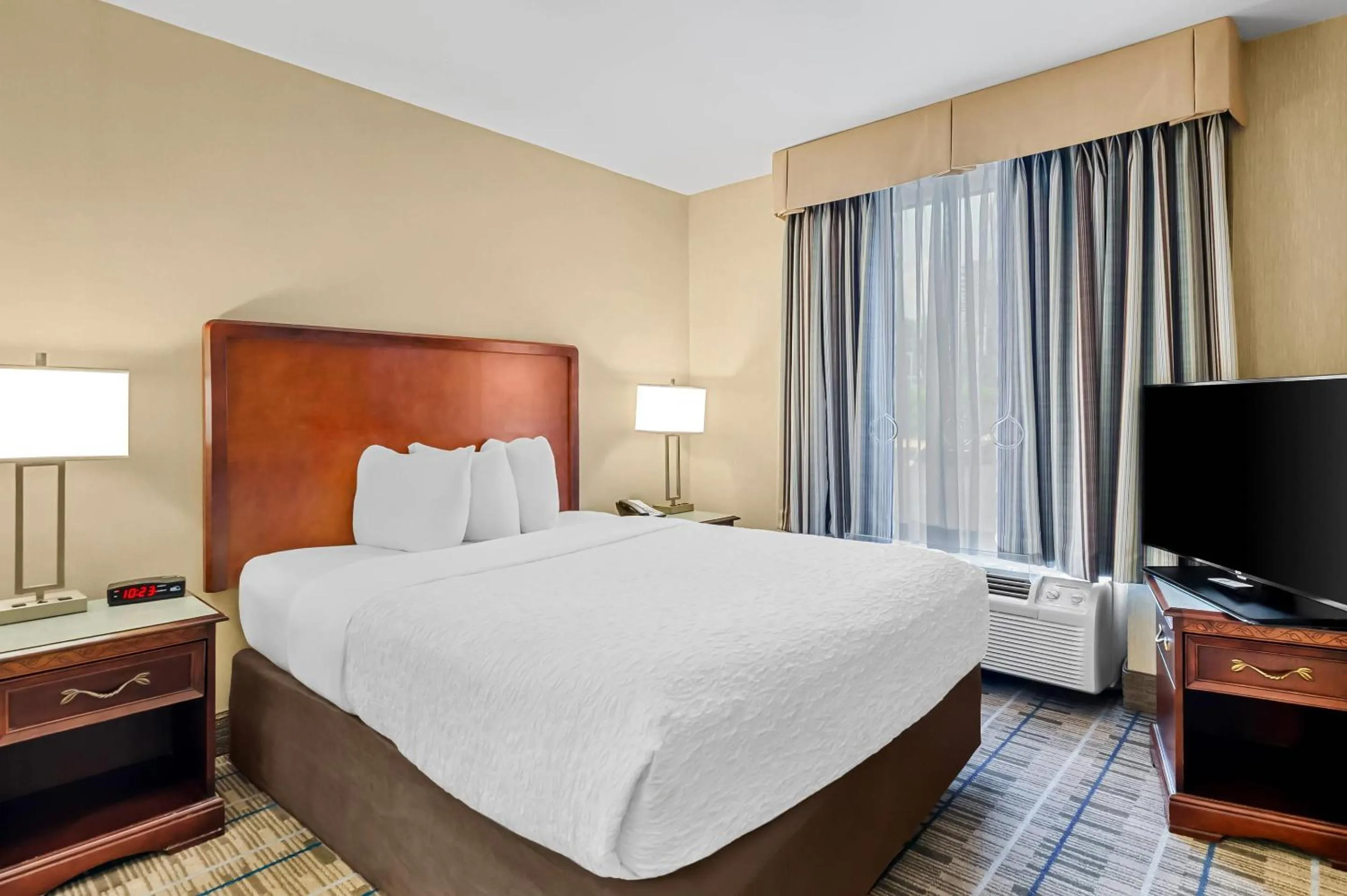Bedroom, Bed in MainStay Suites Roanoke Airport
