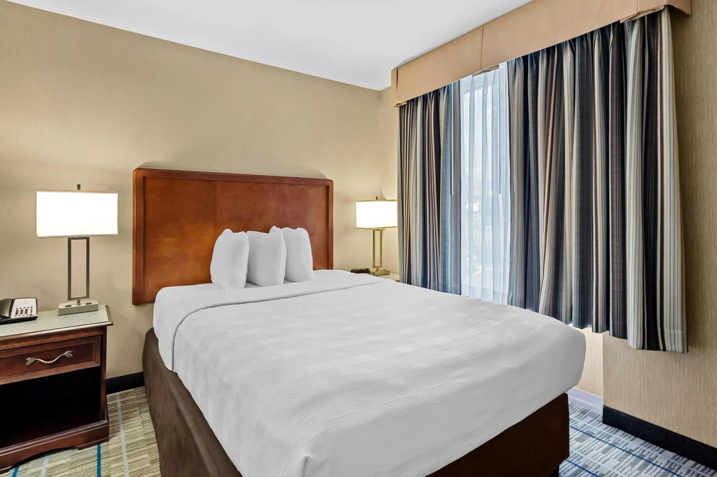 Bedroom, Bed in MainStay Suites Roanoke Airport