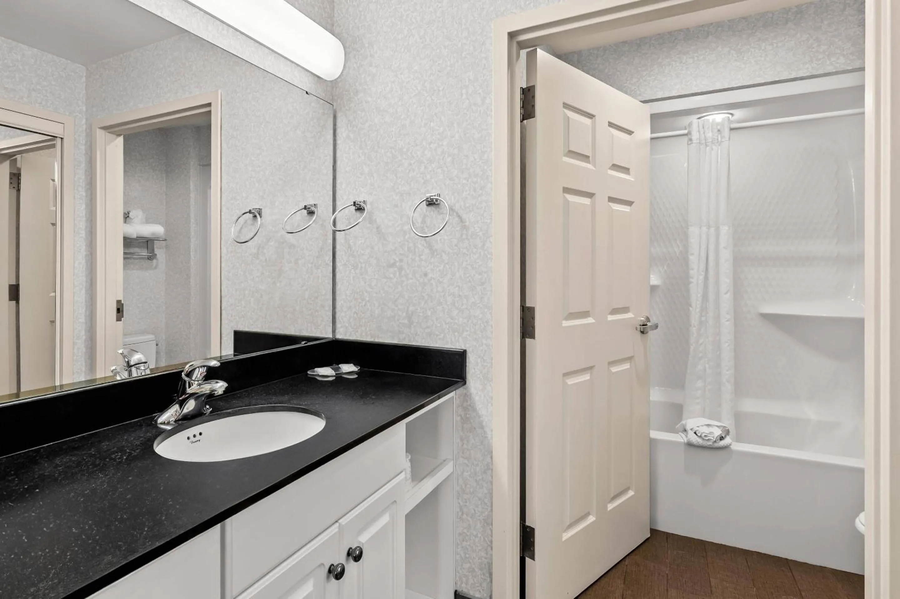 Bedroom in MainStay Suites Roanoke Airport