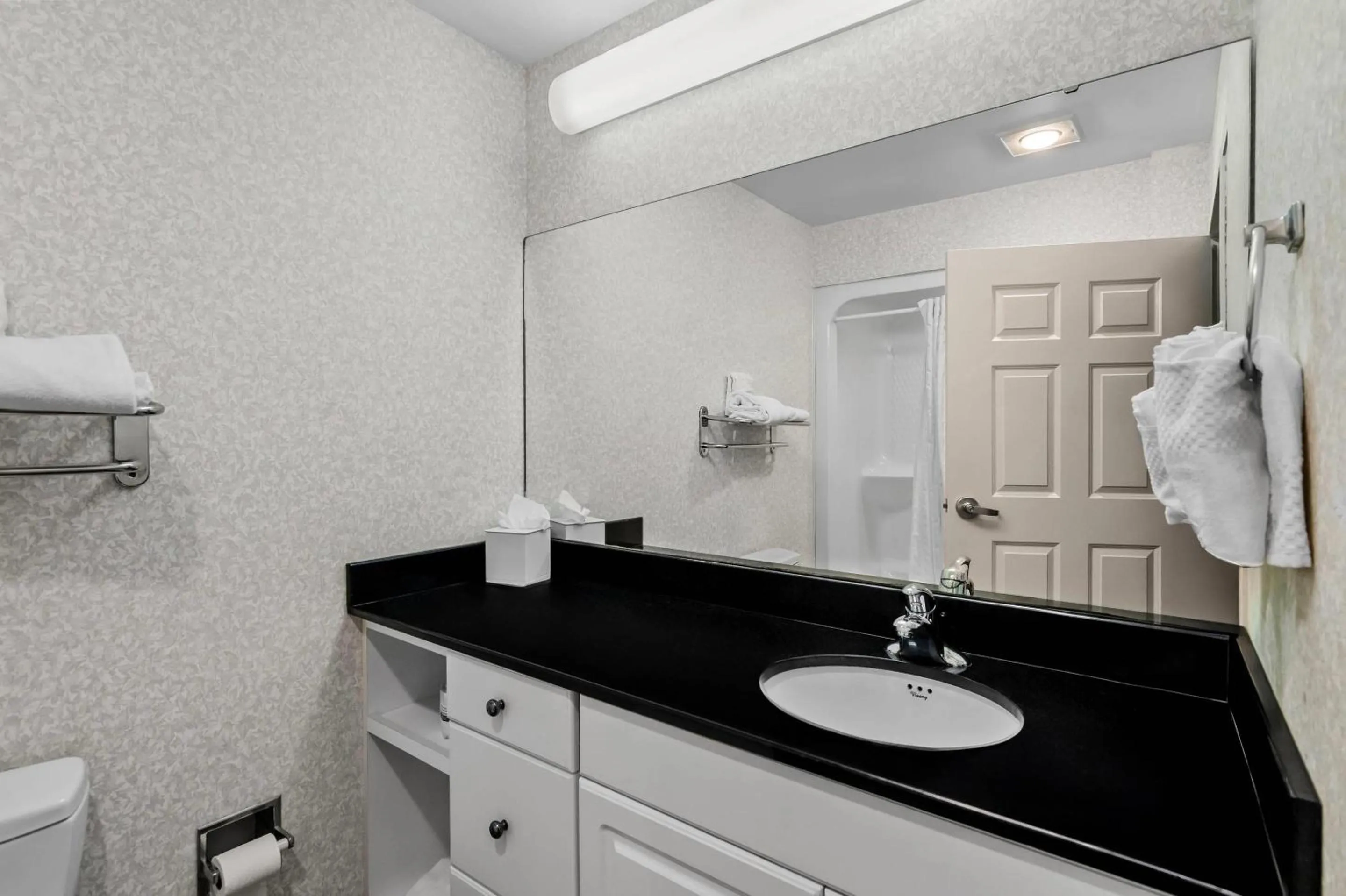 Bedroom in MainStay Suites Roanoke Airport