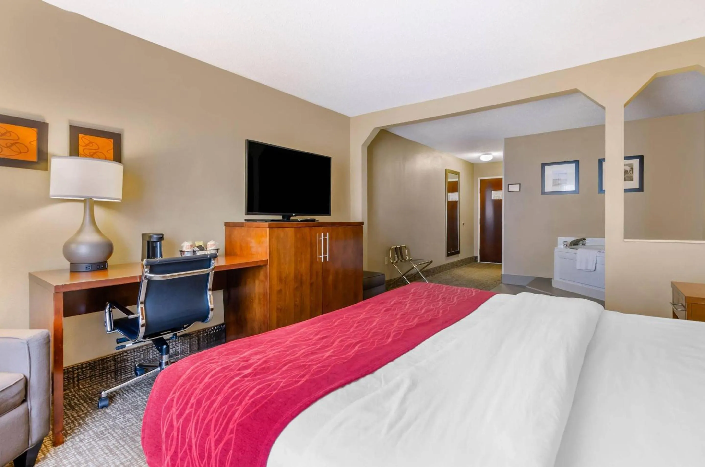 Bedroom, Bed in Comfort Inn & Suites Christiansburg I-81