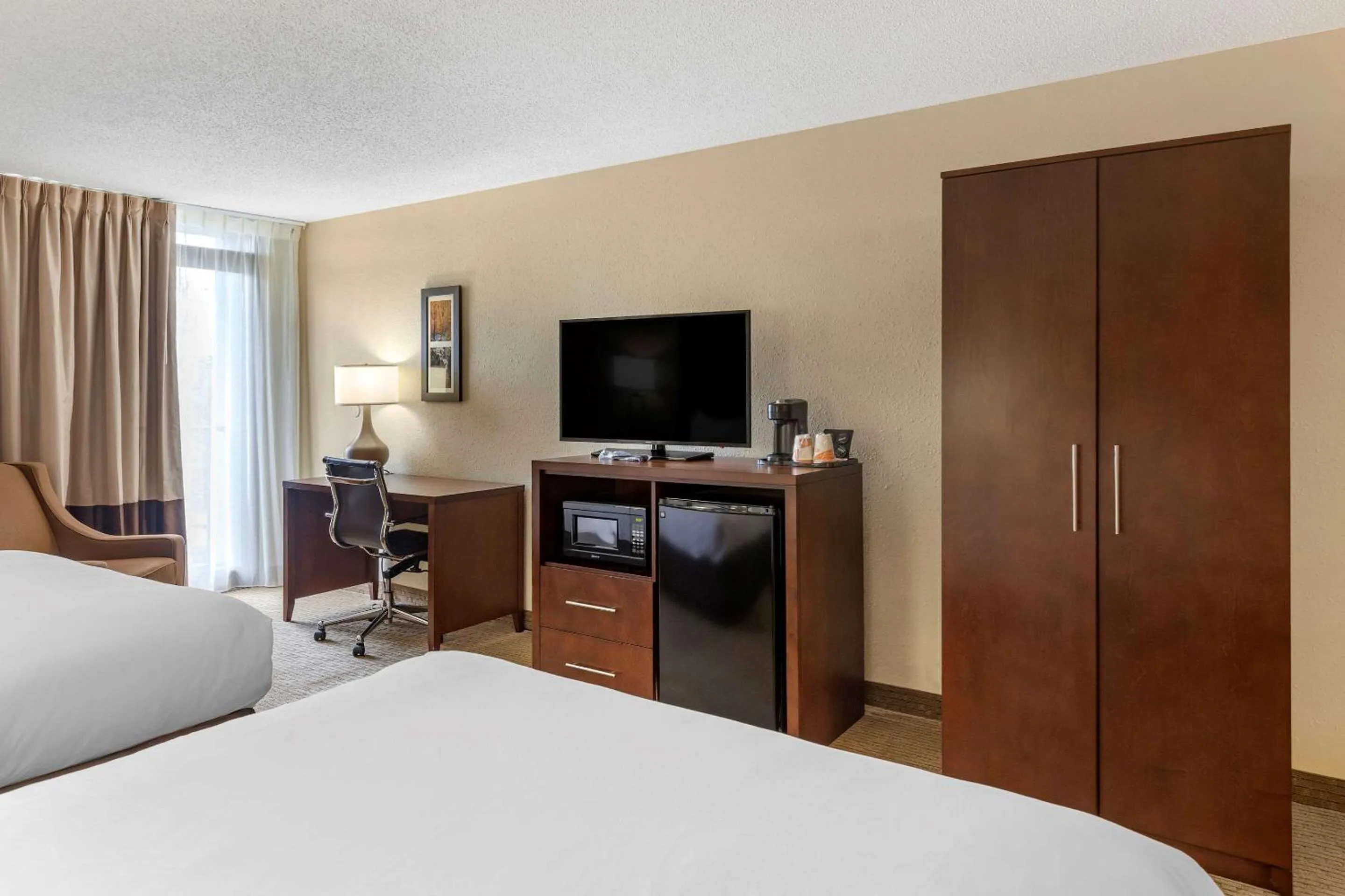 Photo of the whole room, Bed in Comfort Inn & Suites near Danville Mall