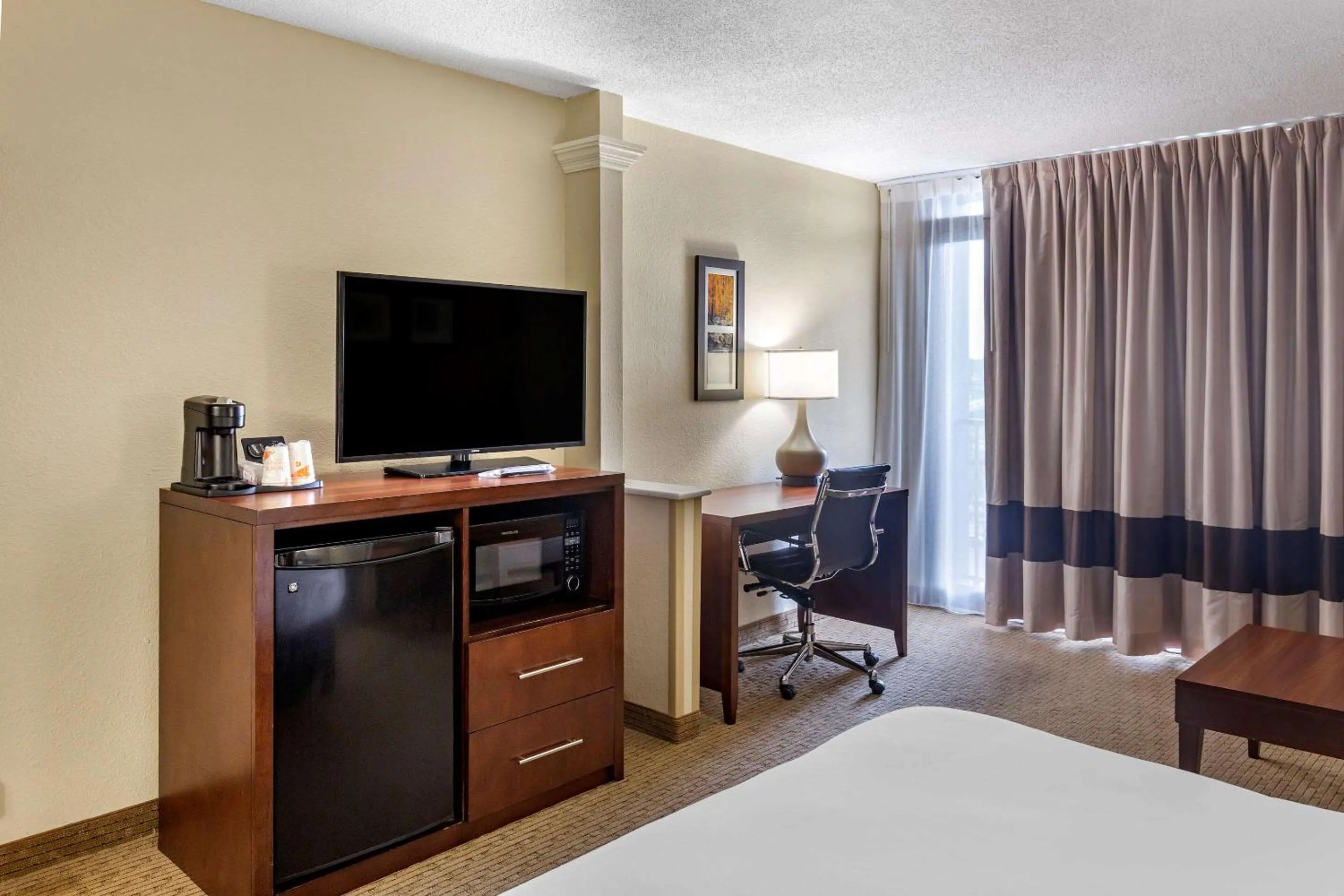 Photo of the whole room, Bed in Comfort Inn & Suites near Danville Mall