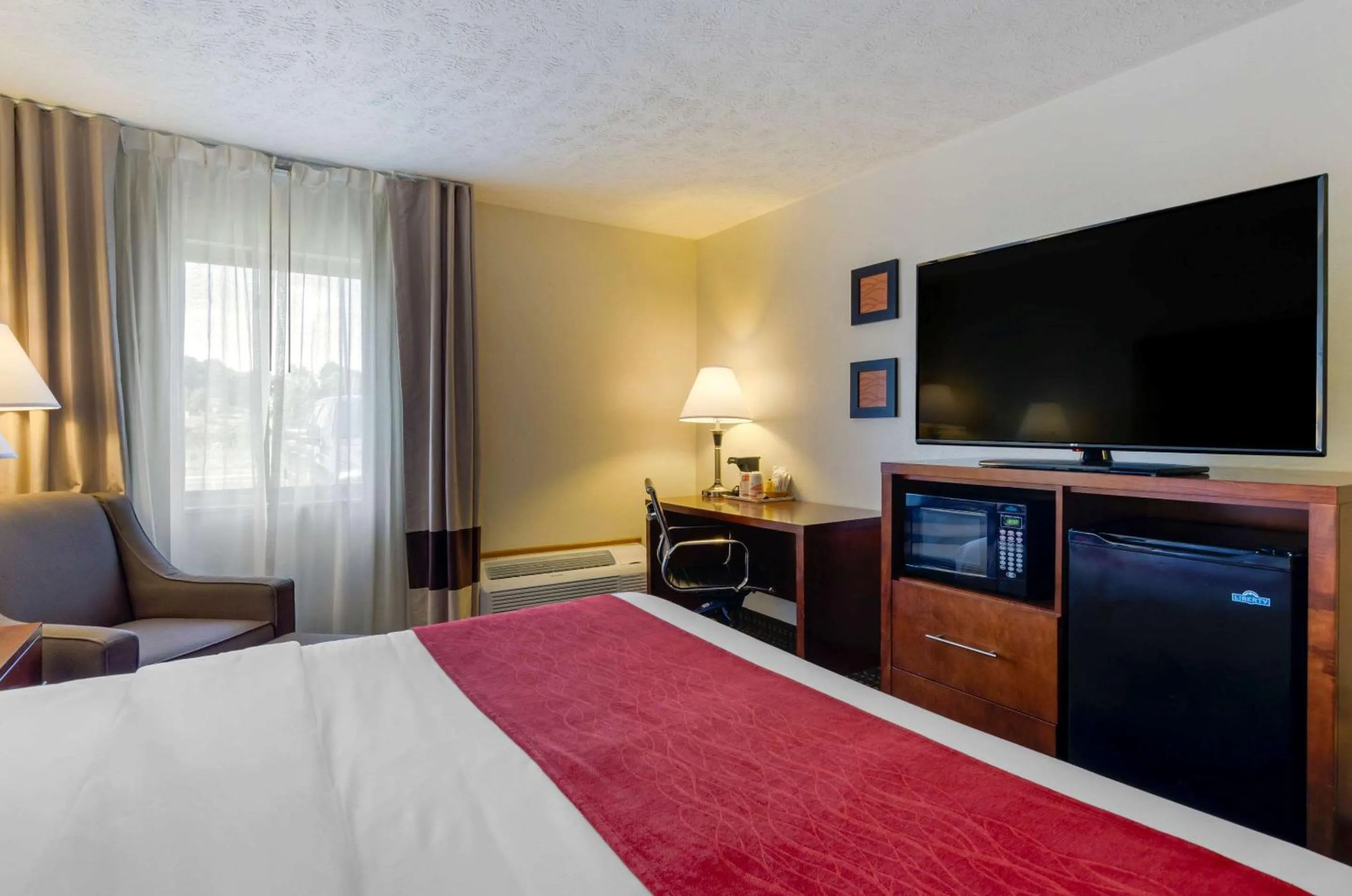 Photo of the whole room, Bed in Comfort Inn Atkins-Marion I-81