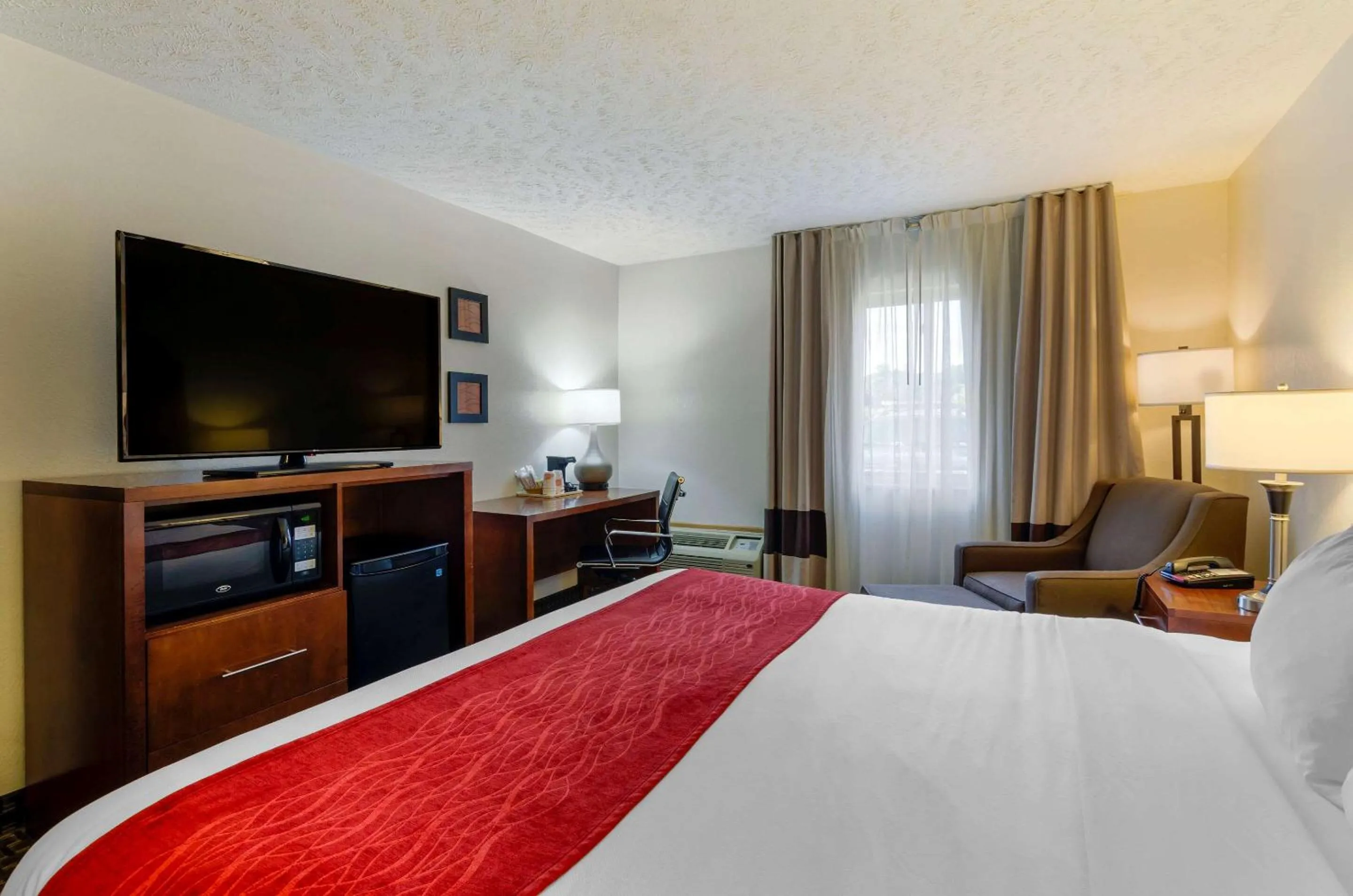 Photo of the whole room, Bed in Comfort Inn Atkins-Marion I-81