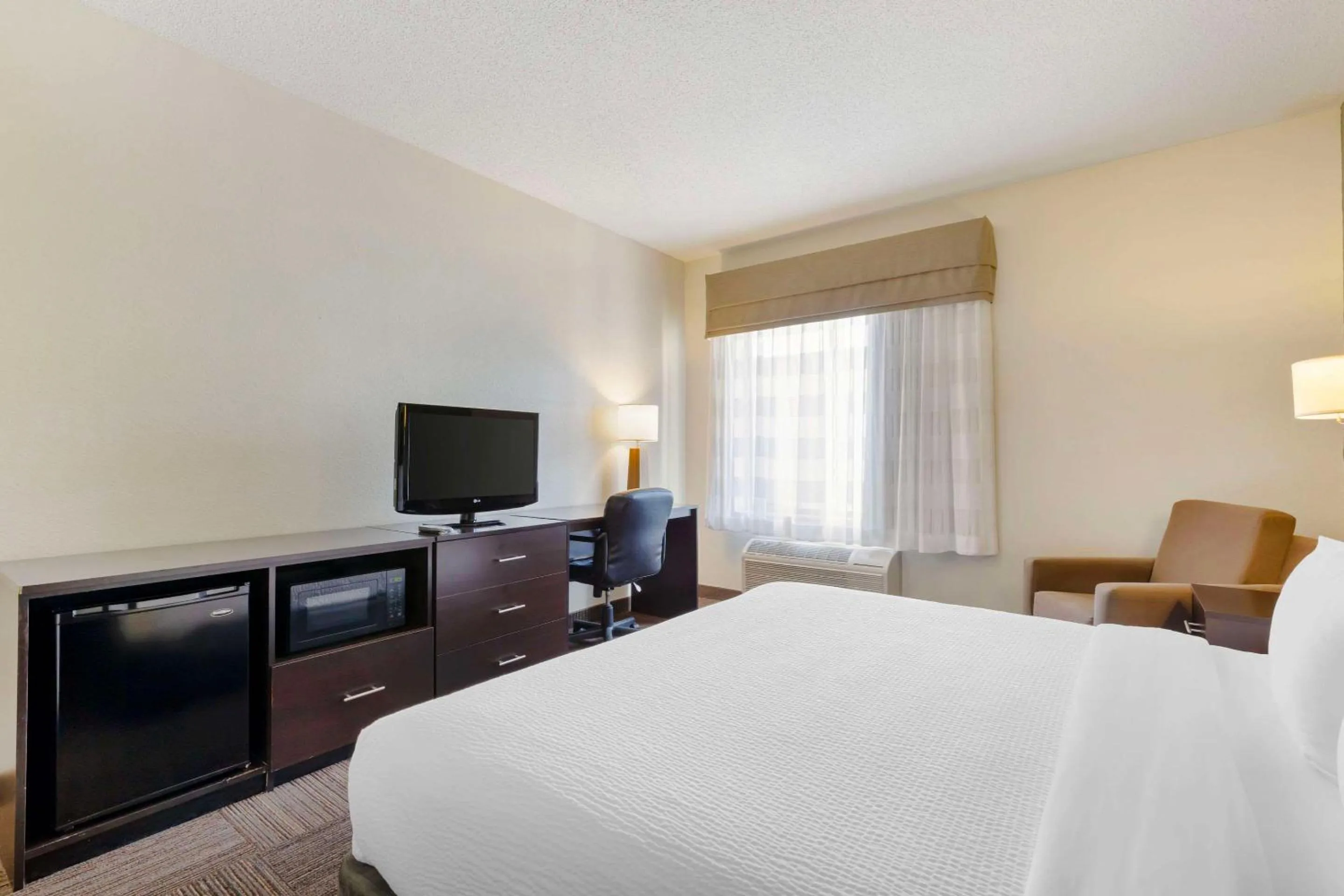 Bedroom, Bed in Sleep Inn & Suites Danville Hwy 58