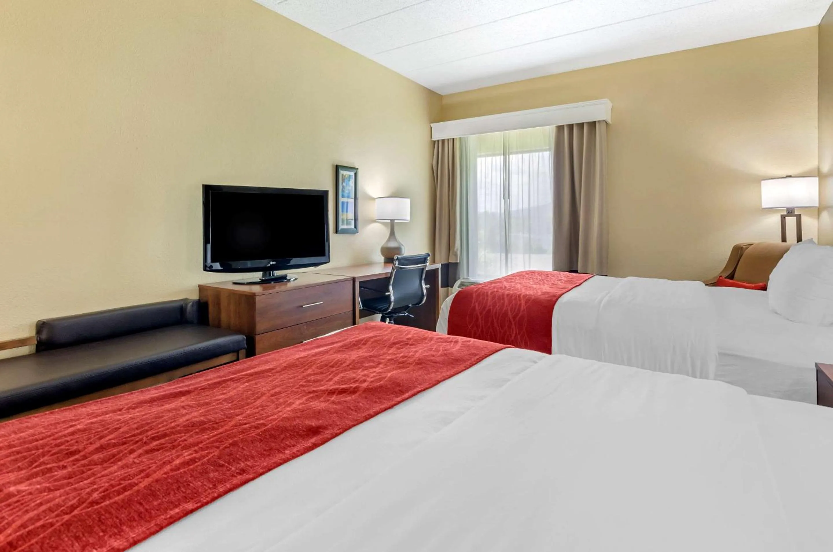 Photo of the whole room, Bed in Comfort Inn Waynesboro