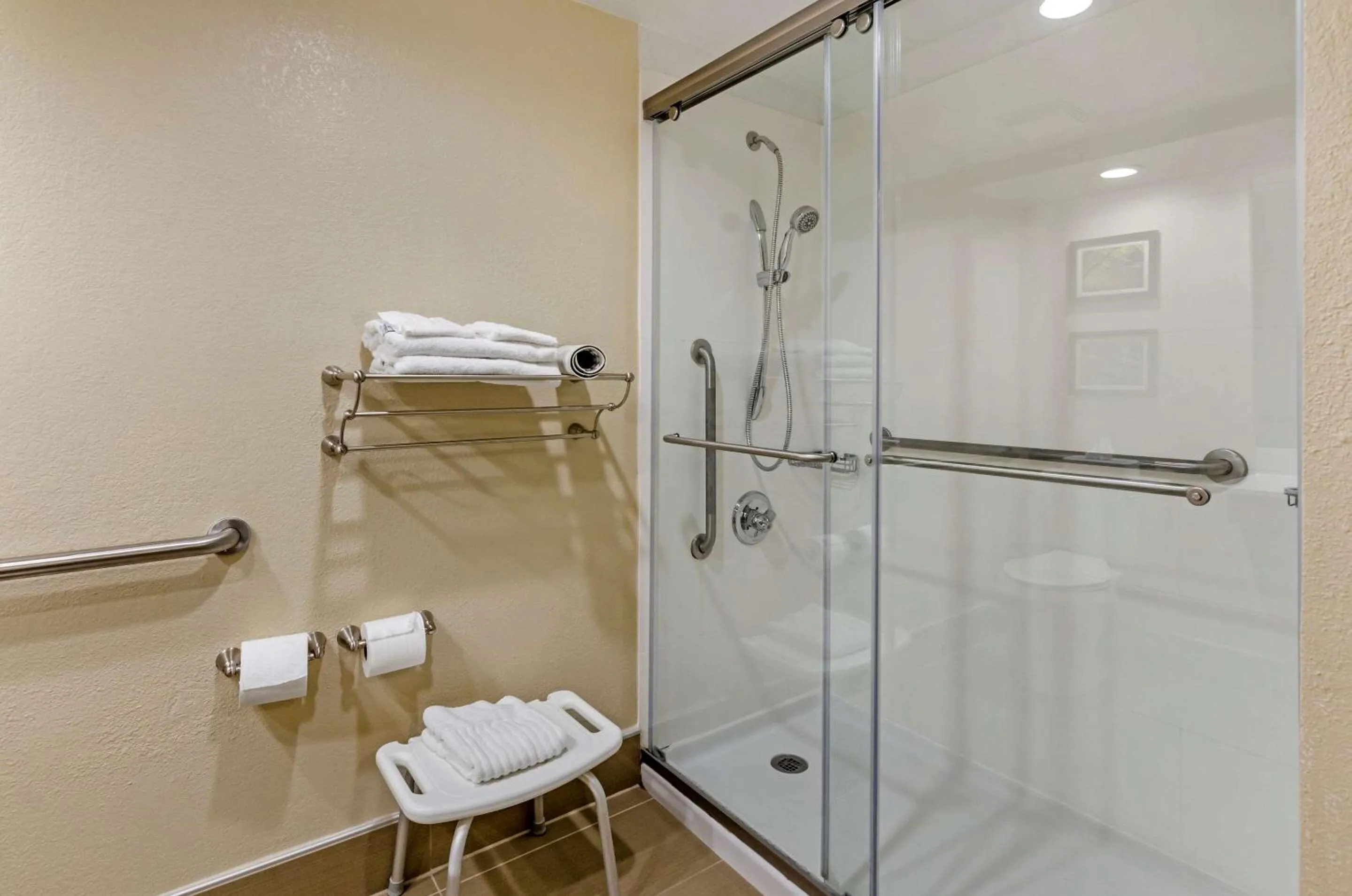 Bathroom in Comfort Inn Waynesboro