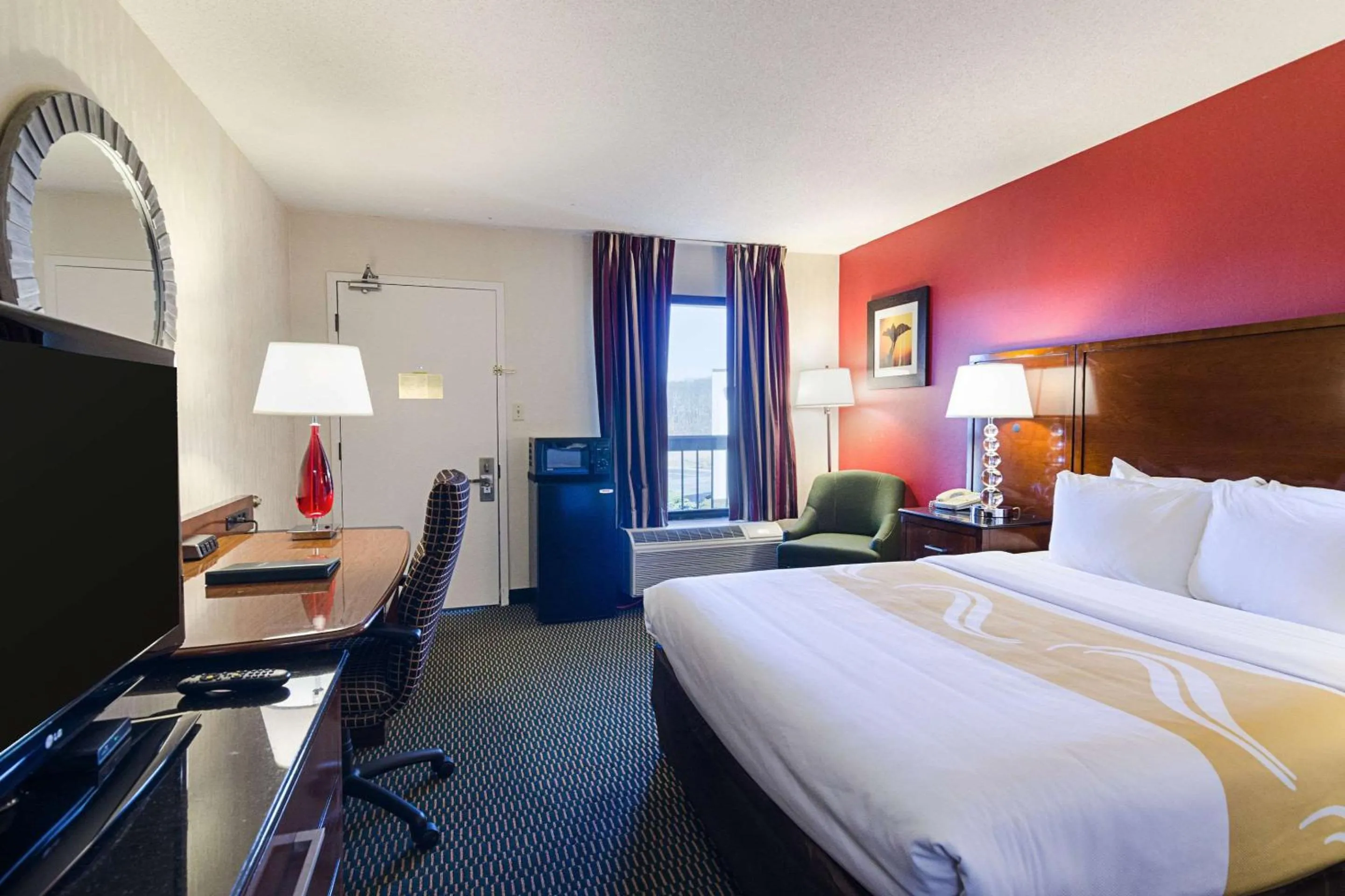 Photo of the whole room, Bed in Quality Inn Christiansburg - Blacksburg