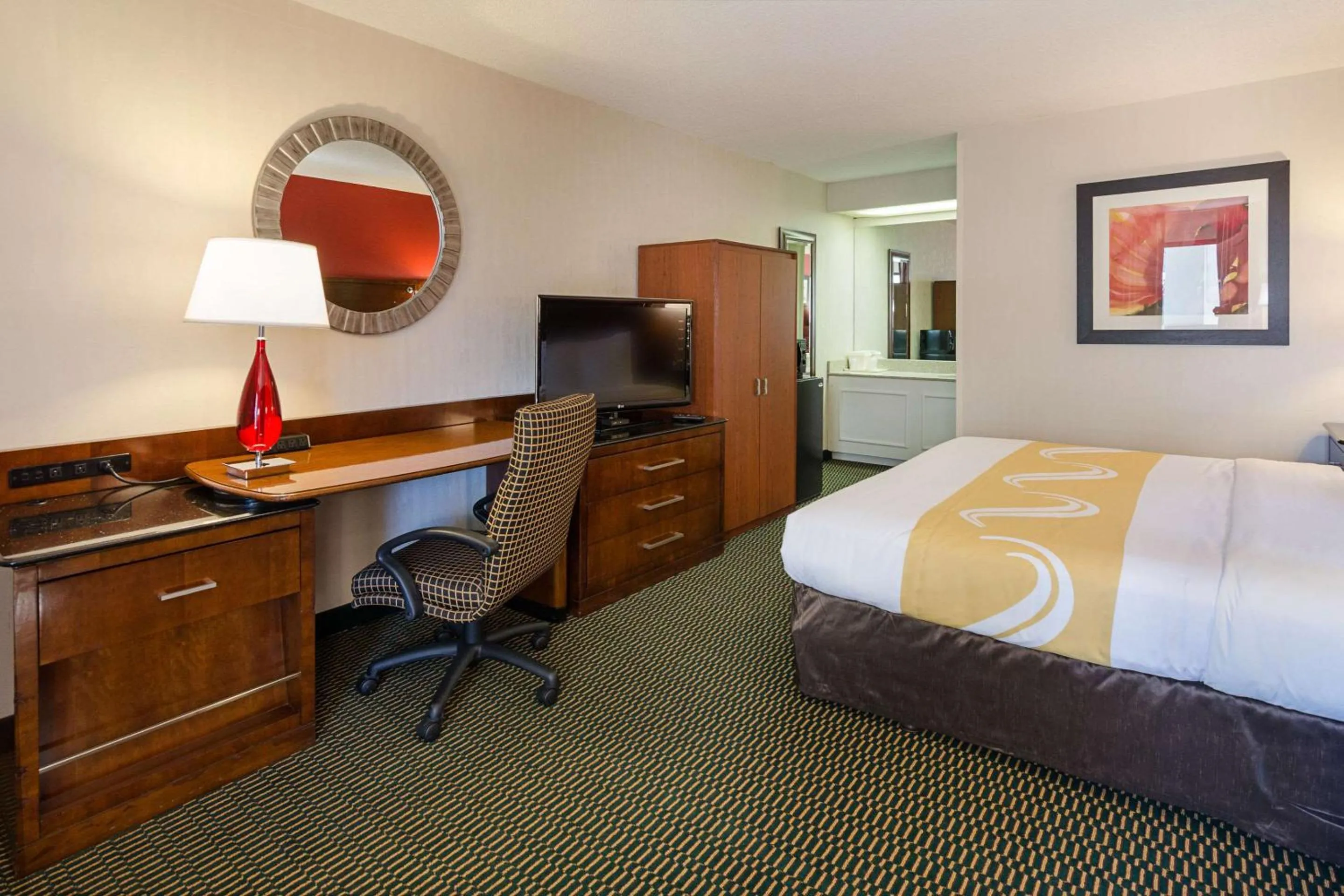 Photo of the whole room, Bed in Quality Inn Christiansburg - Blacksburg