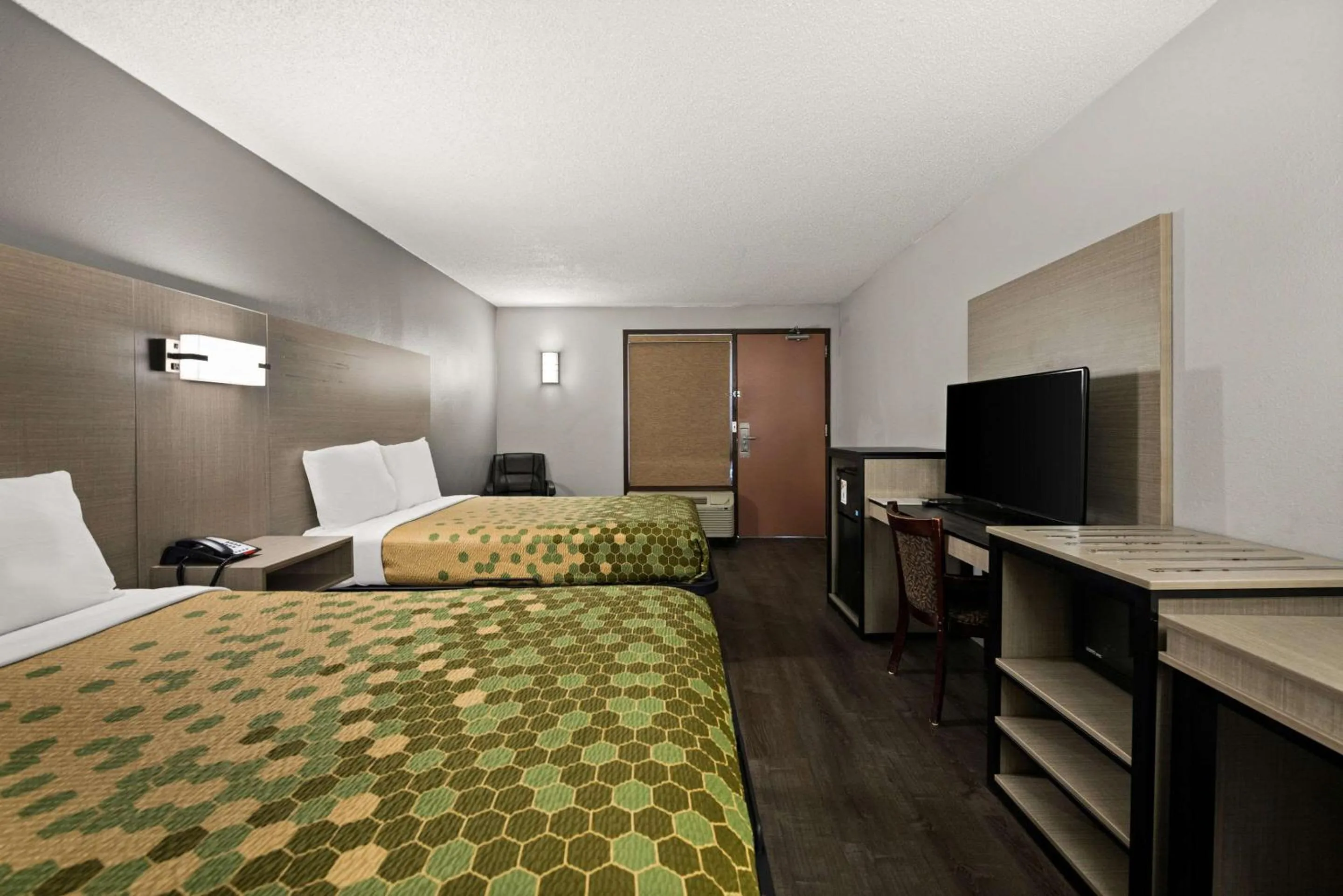 Bedroom in Econo Lodge