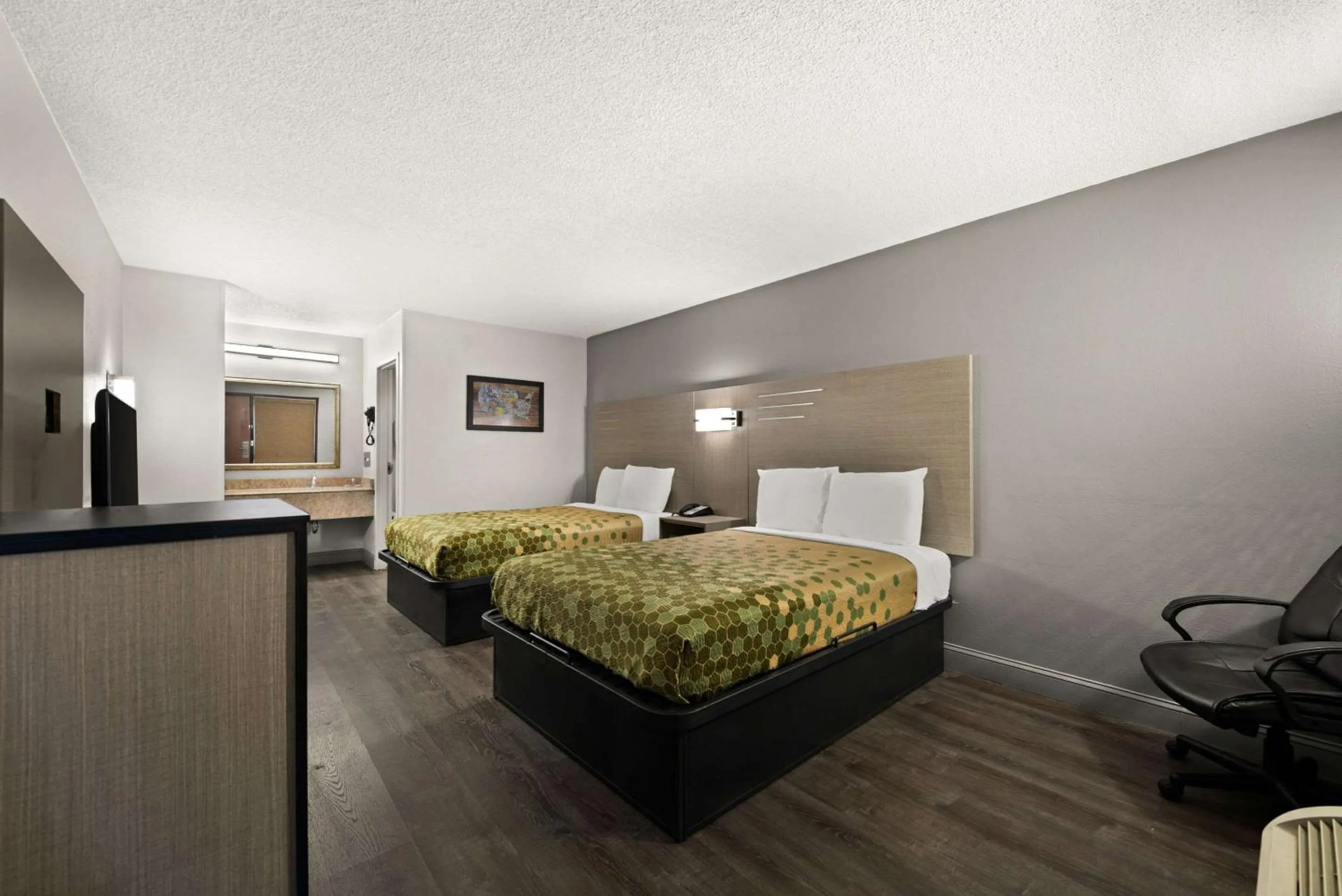 Bedroom in Econo Lodge