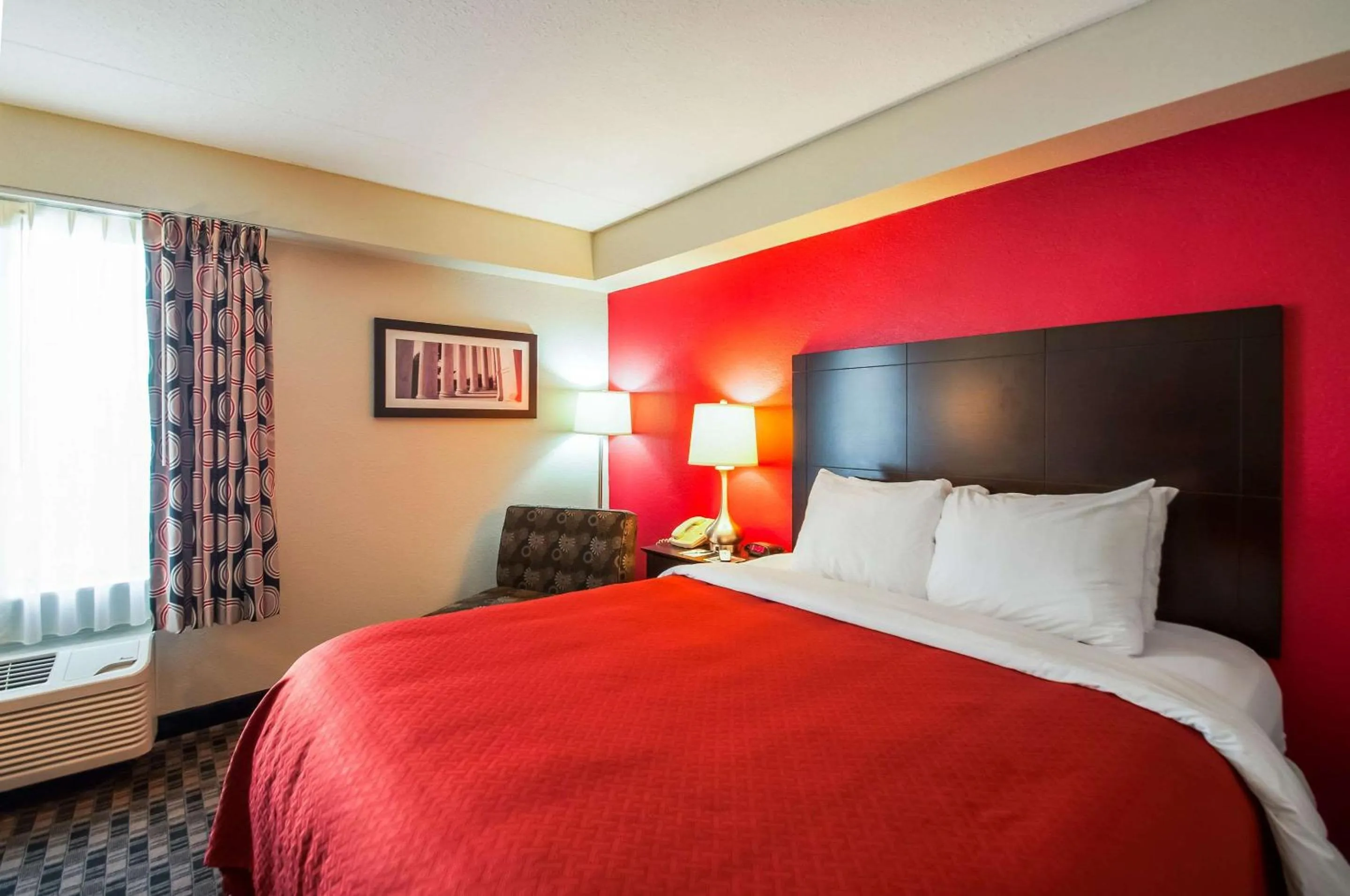 Photo of the whole room, Bed in Quality Inn near Potomac Mills