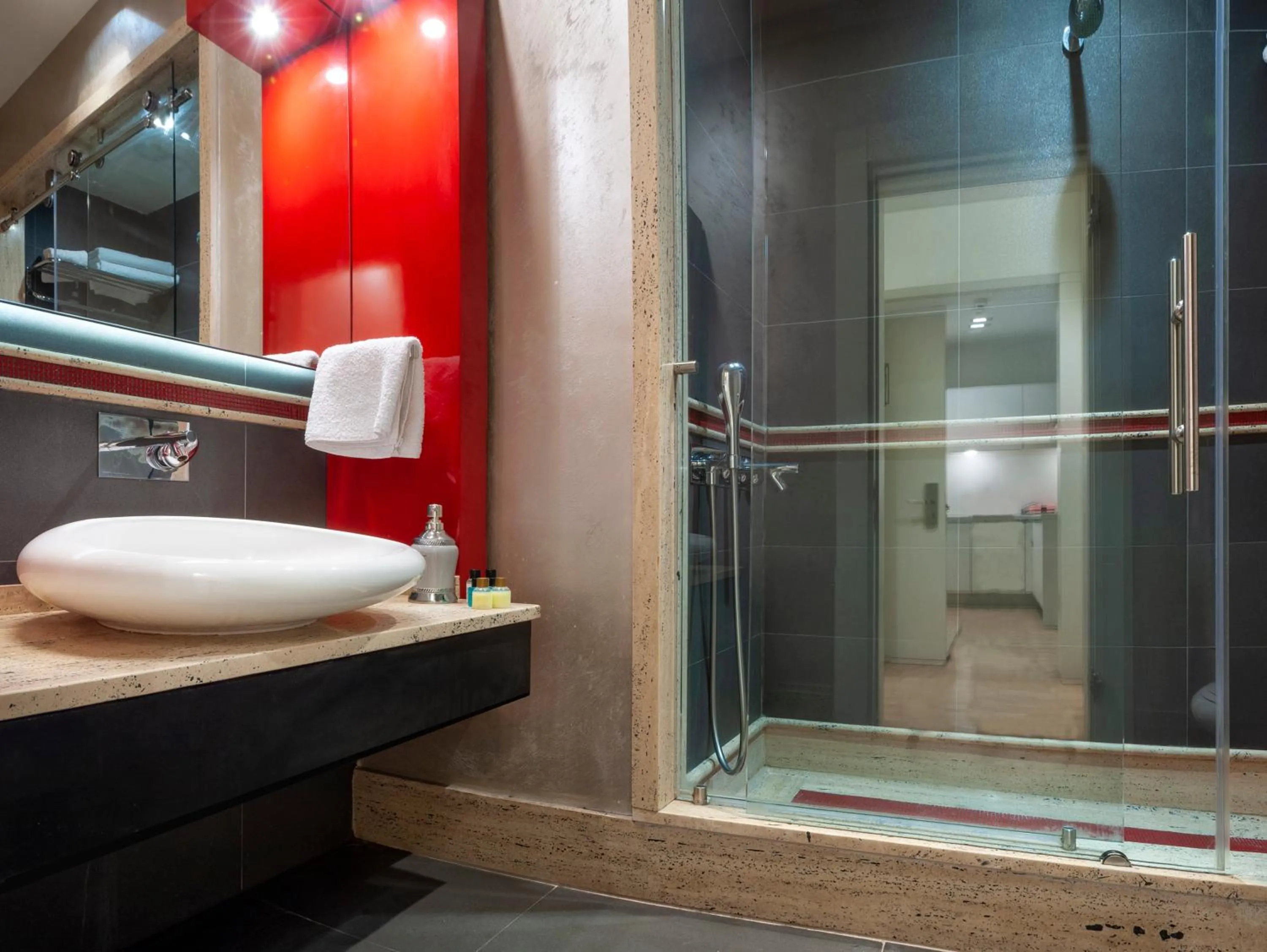 Shower in Armoni Residence & Hotel