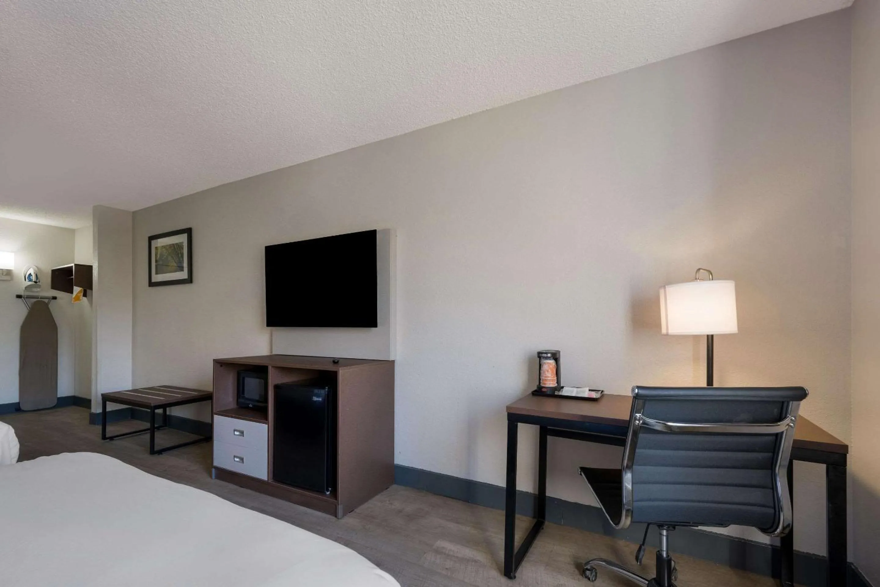 Bedroom, Bed in Quality Inn University Area