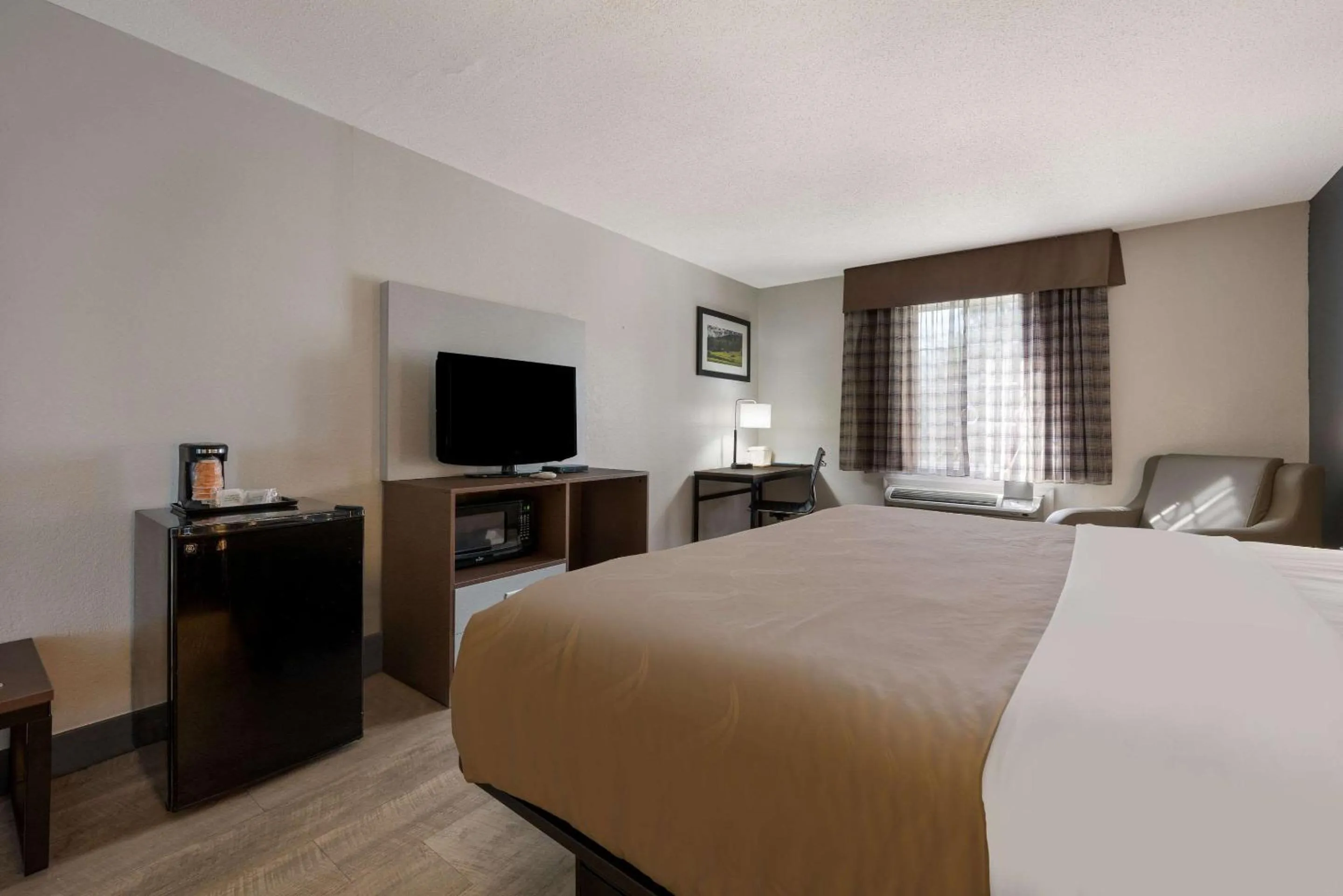 Bedroom, Bed in Quality Inn University Area