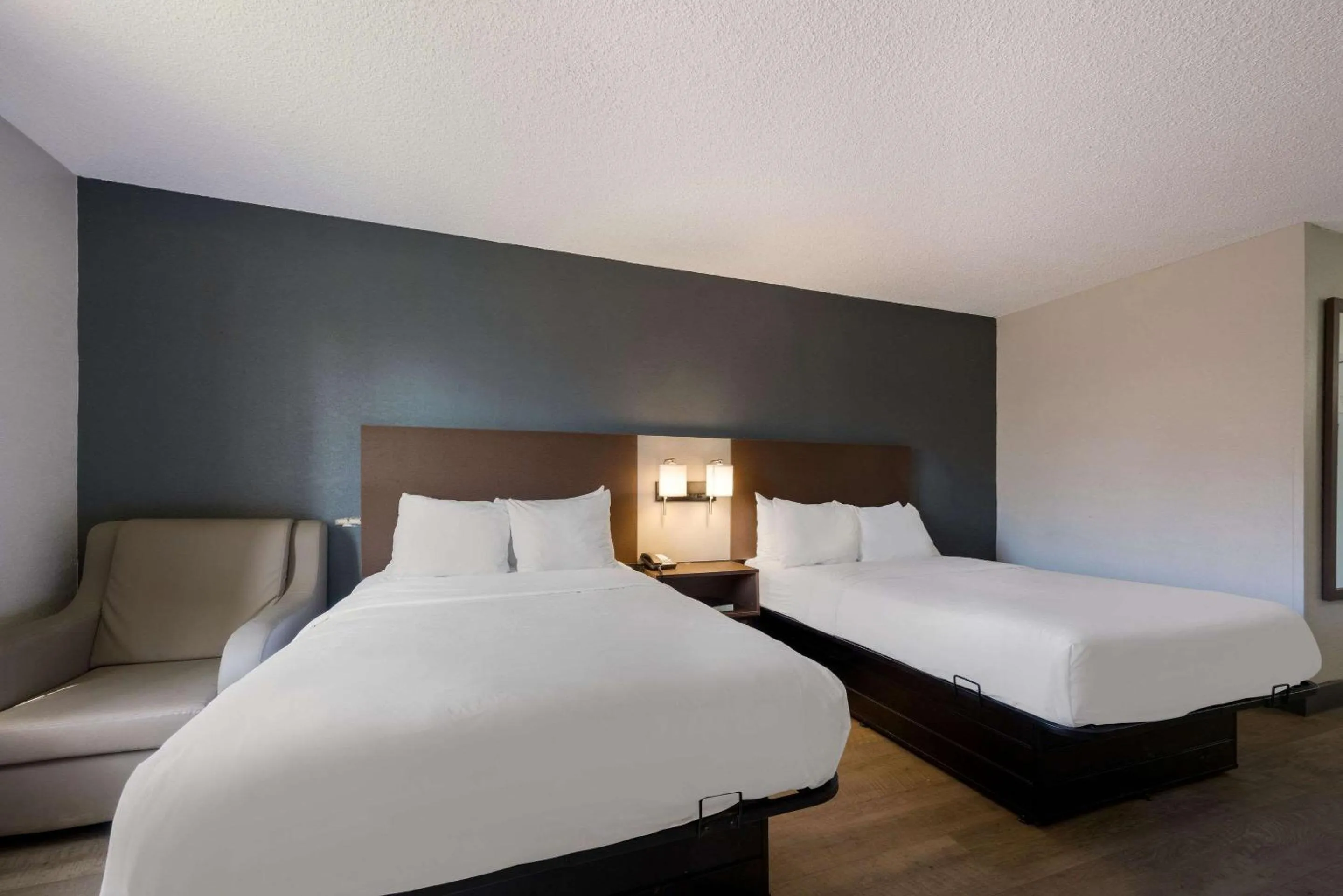 Bedroom, Bed in Quality Inn University Area