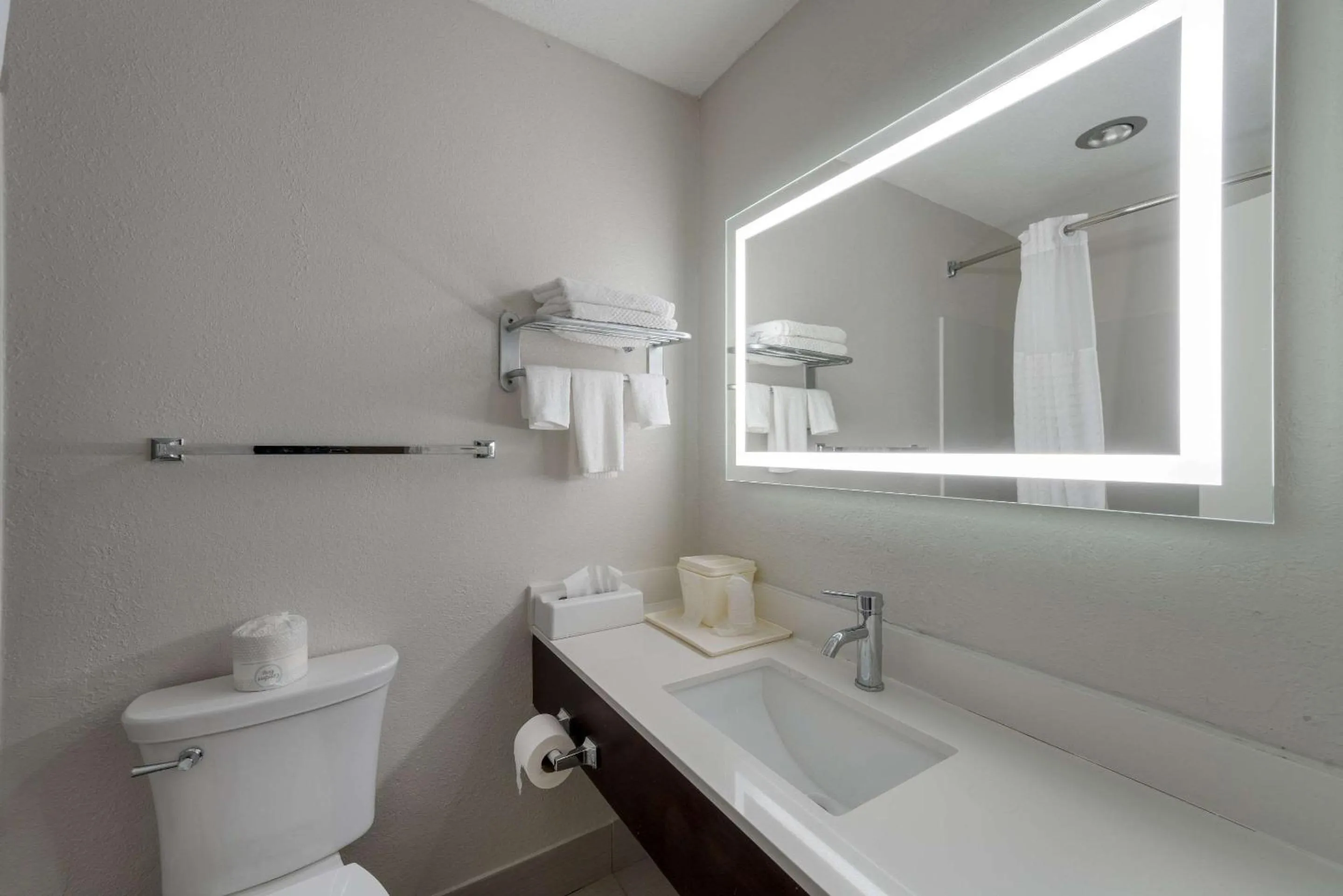 Bedroom in Quality Inn University Area