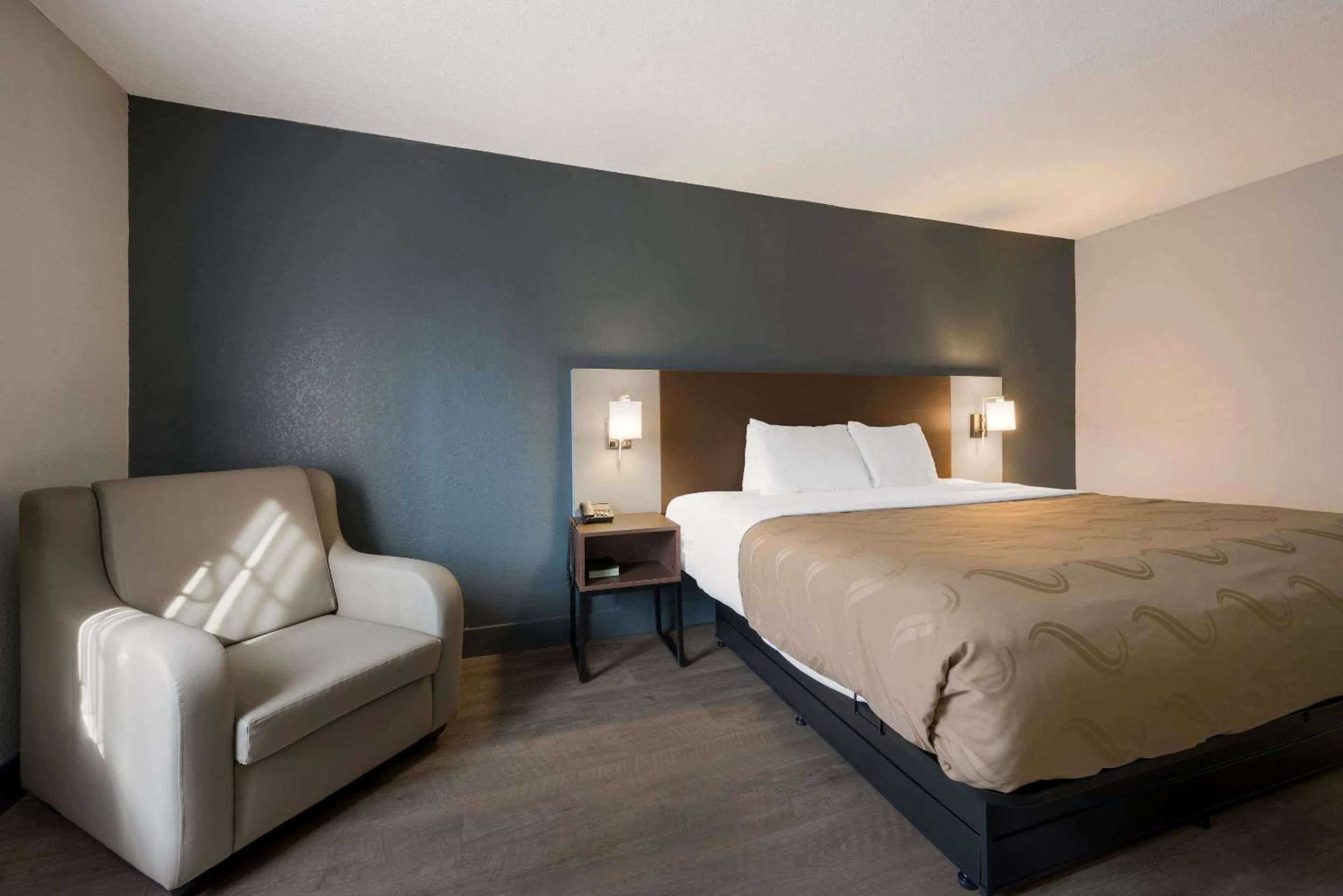 Bedroom, Bed in Quality Inn University Area