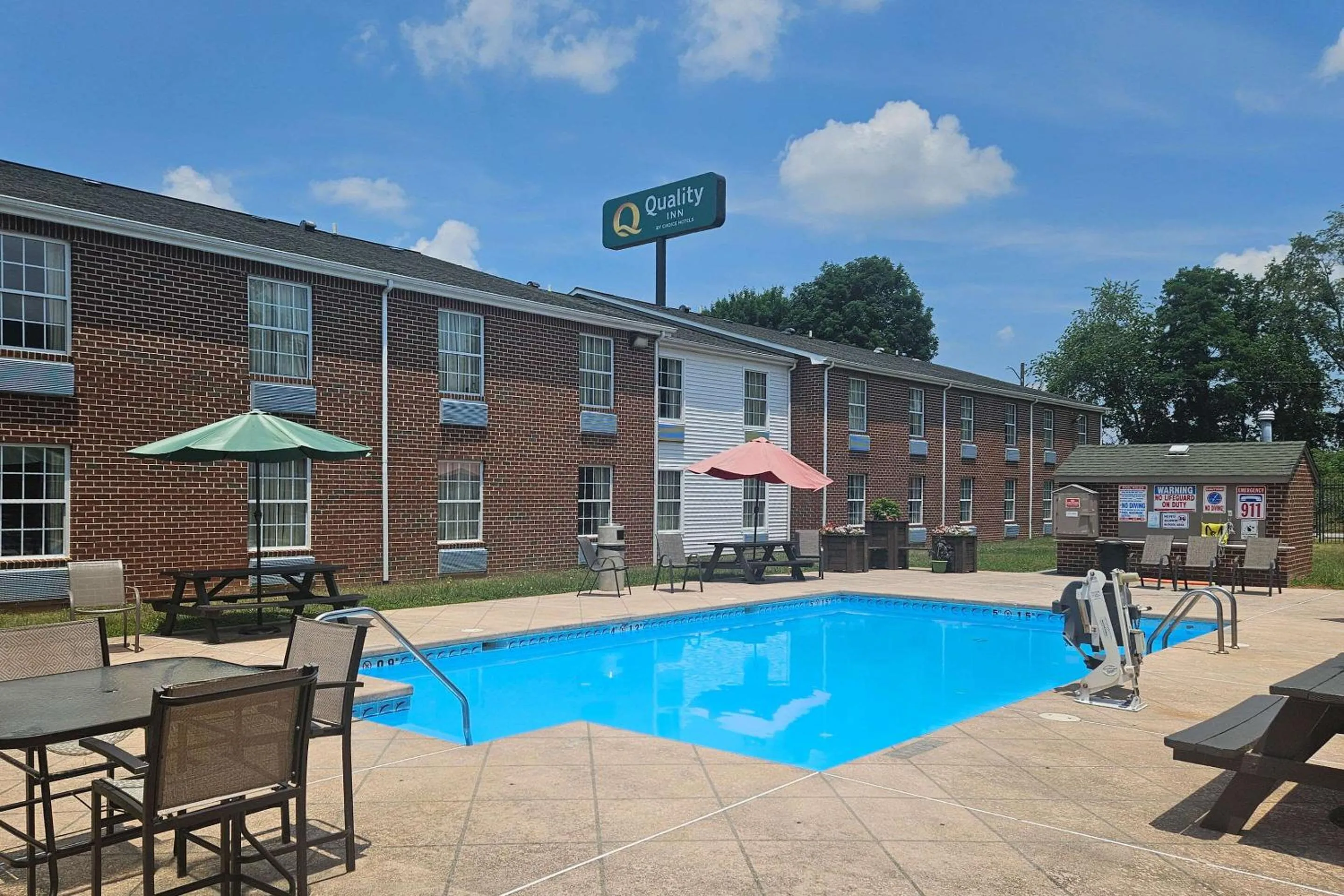 Swimming pool in Quality Inn Dublin I-81