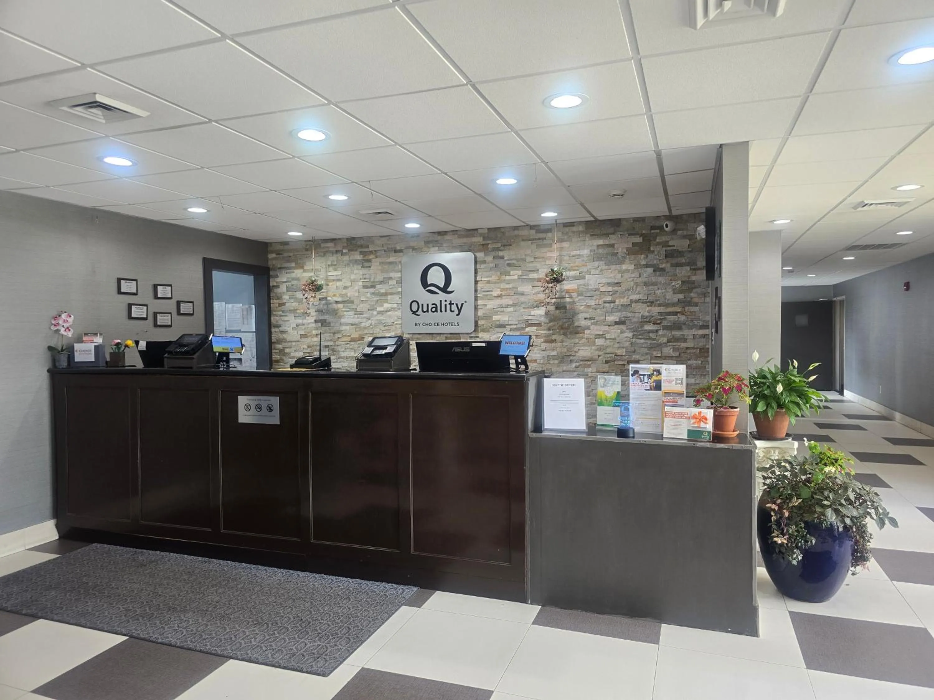Lobby or reception in Quality Inn Dublin I-81