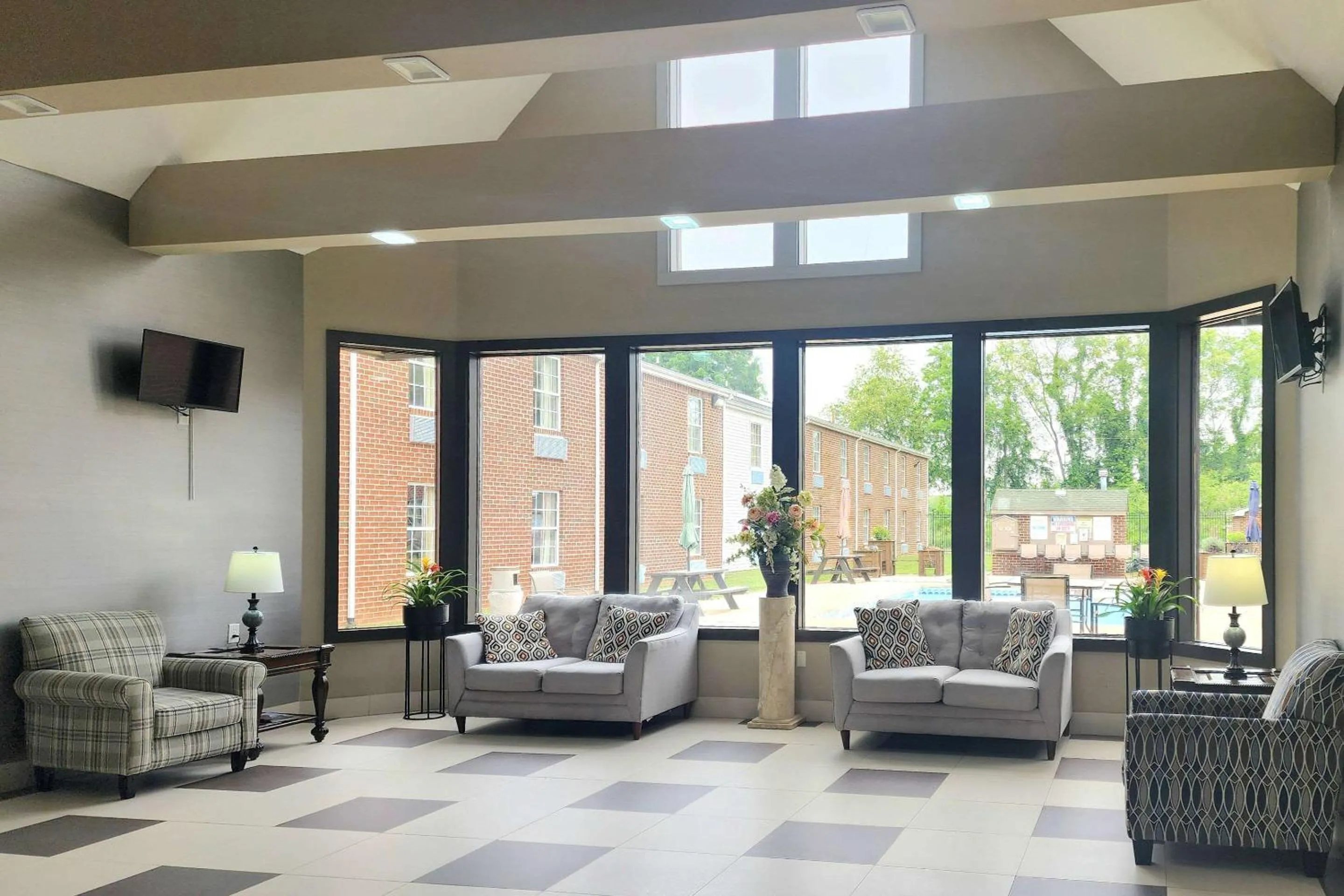 Patio in Quality Inn Dublin I-81