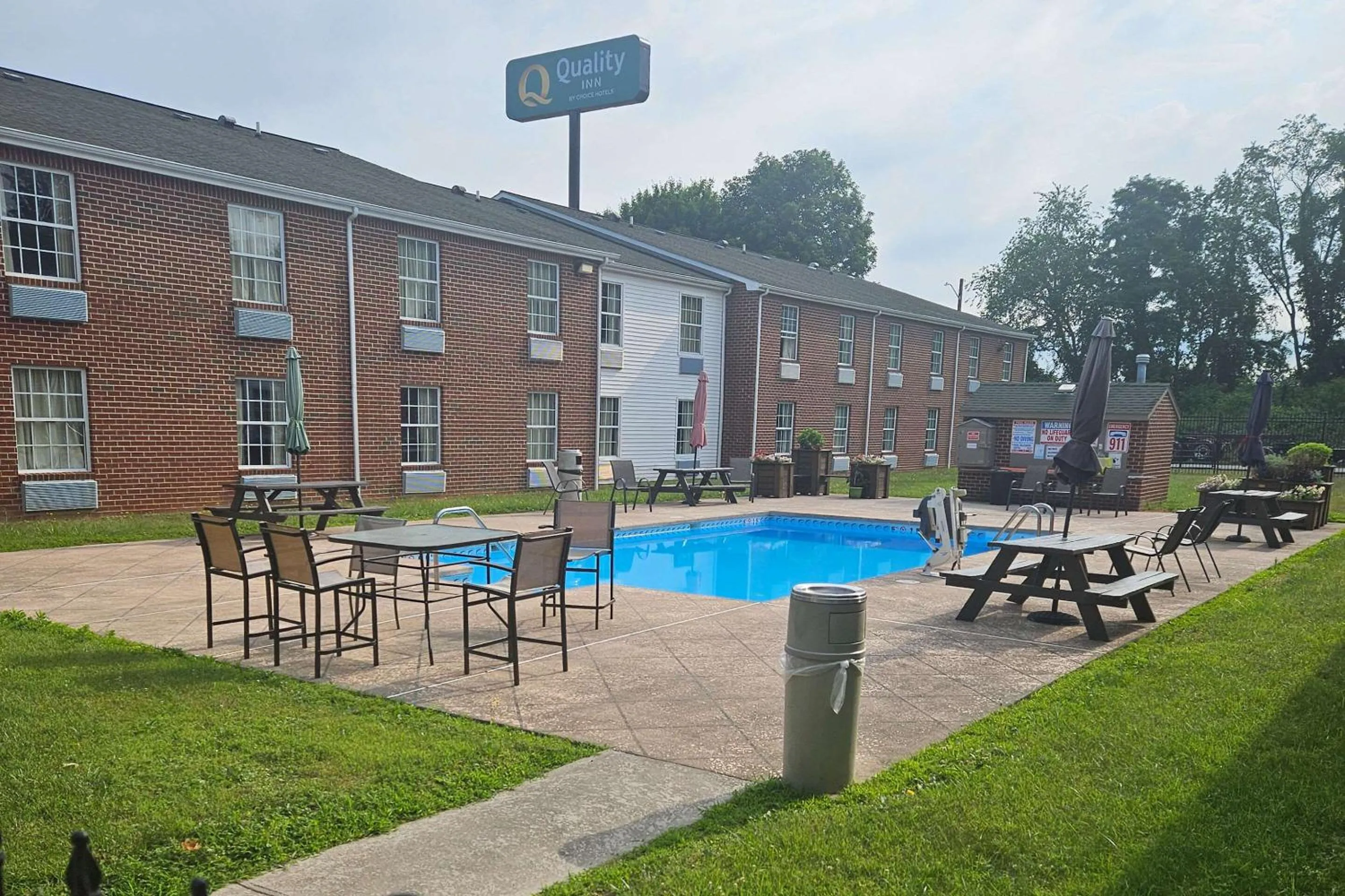 Swimming pool in Quality Inn Dublin I-81