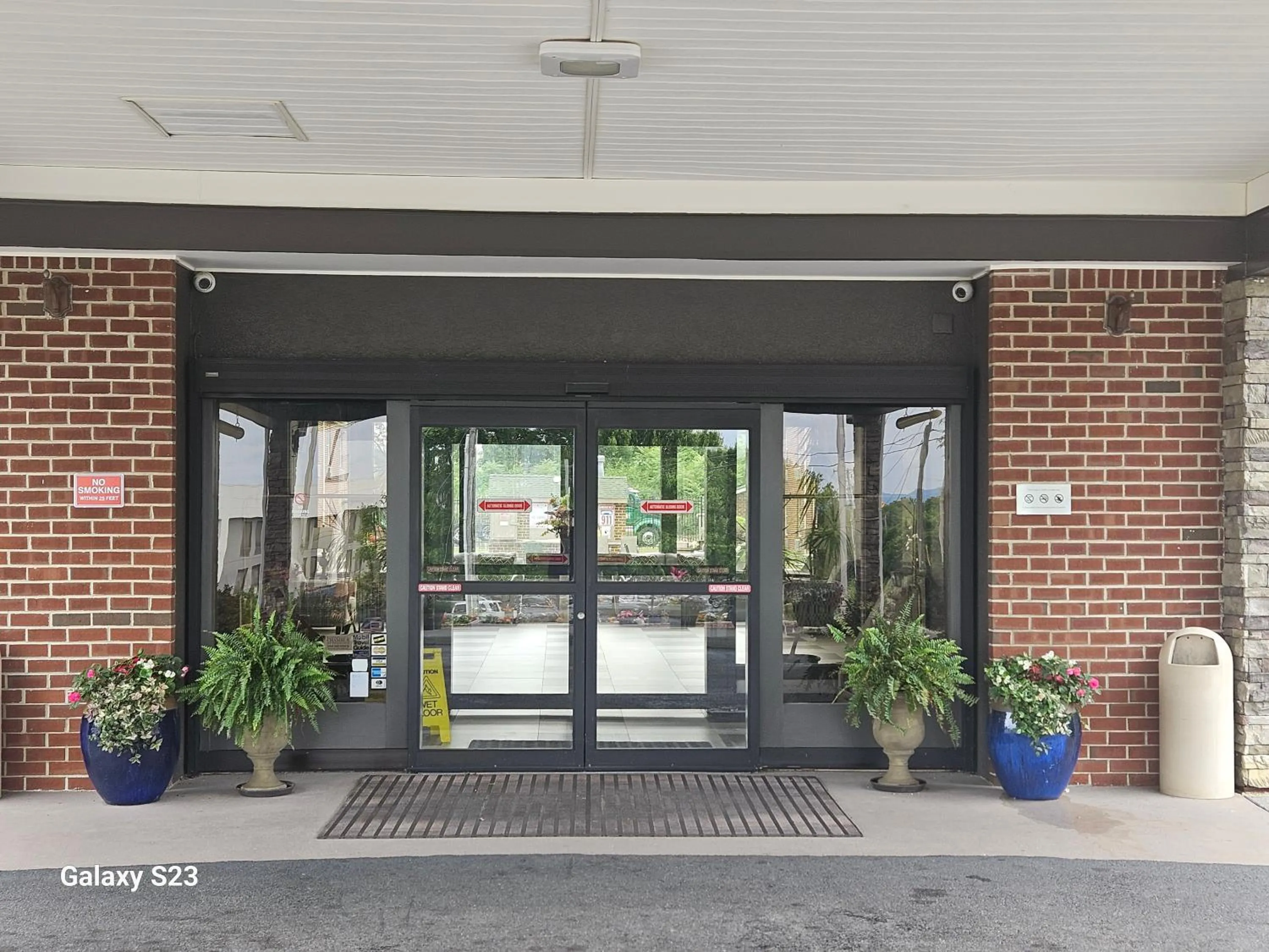 Facade/entrance in Quality Inn Dublin I-81