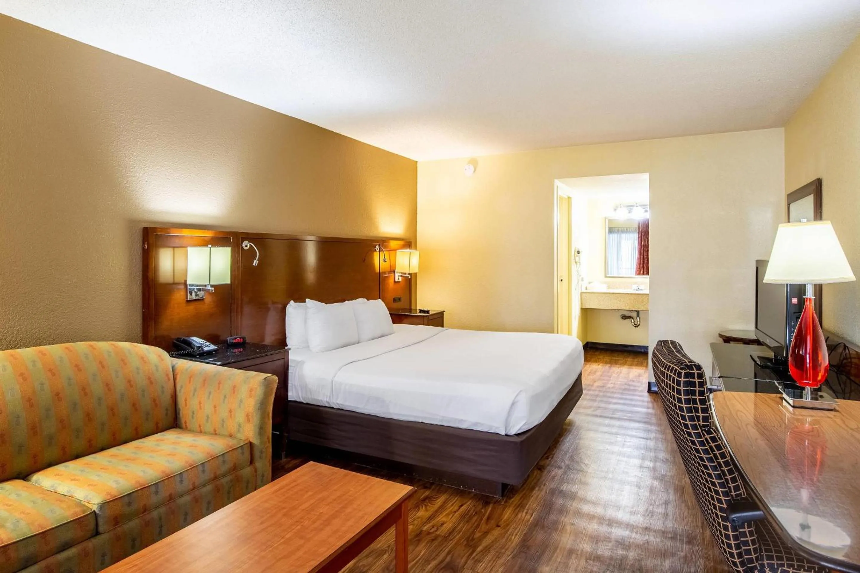 Bedroom, Bed in Econo Lodge Naval Station Norfolk