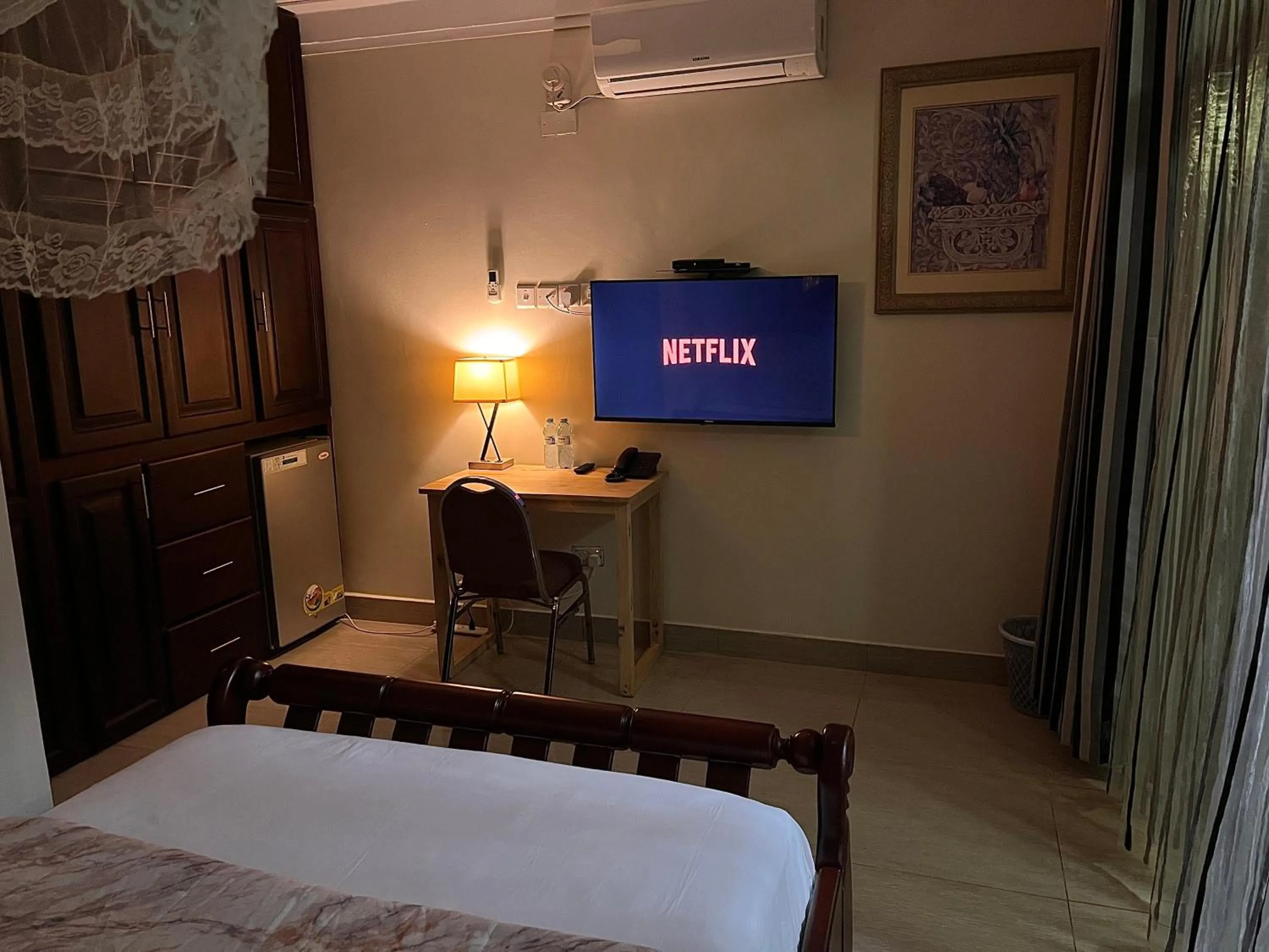 Photo of the whole room, Bed in Lakepoint Villa