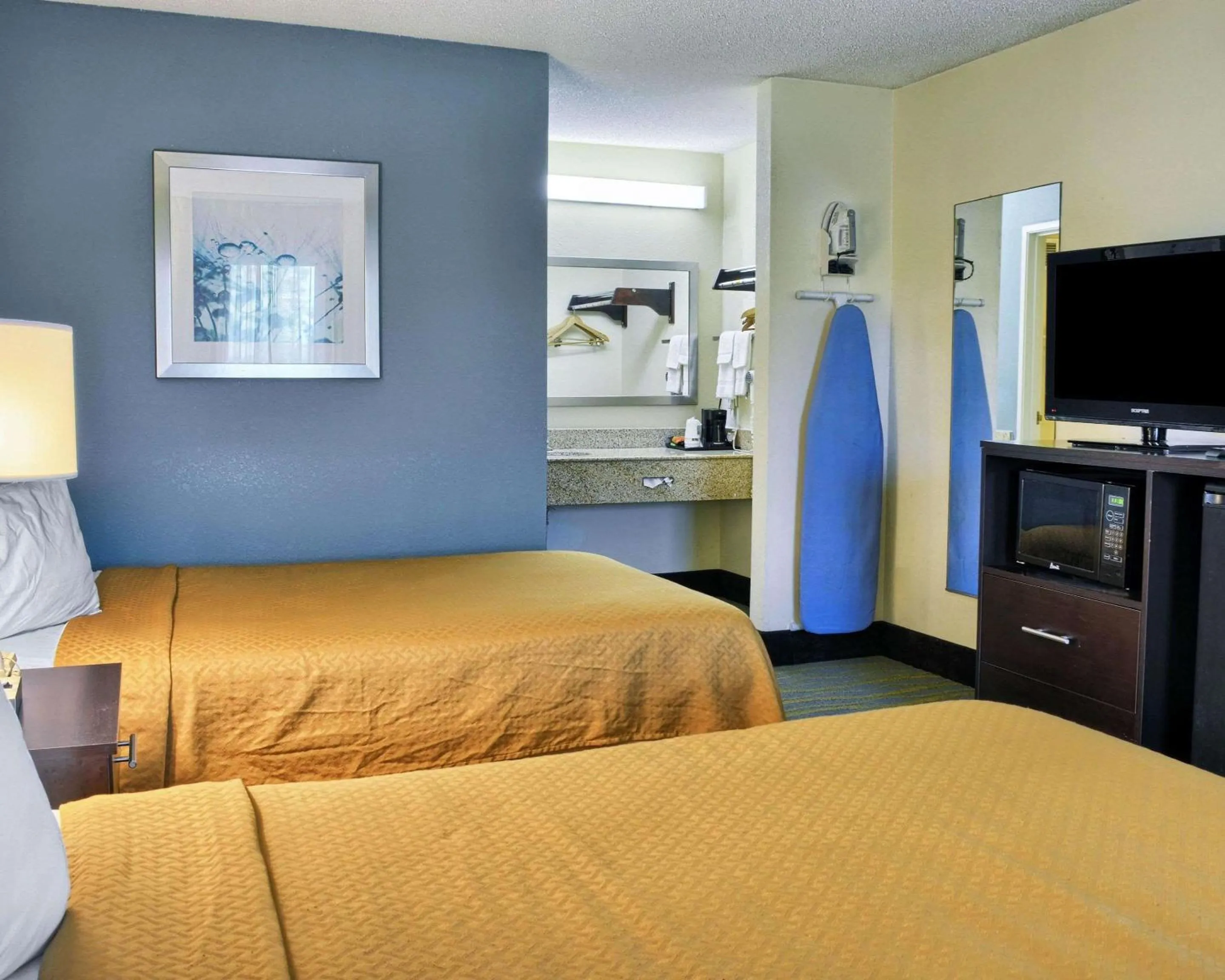 Photo of the whole room in Quality Inn Thornburg