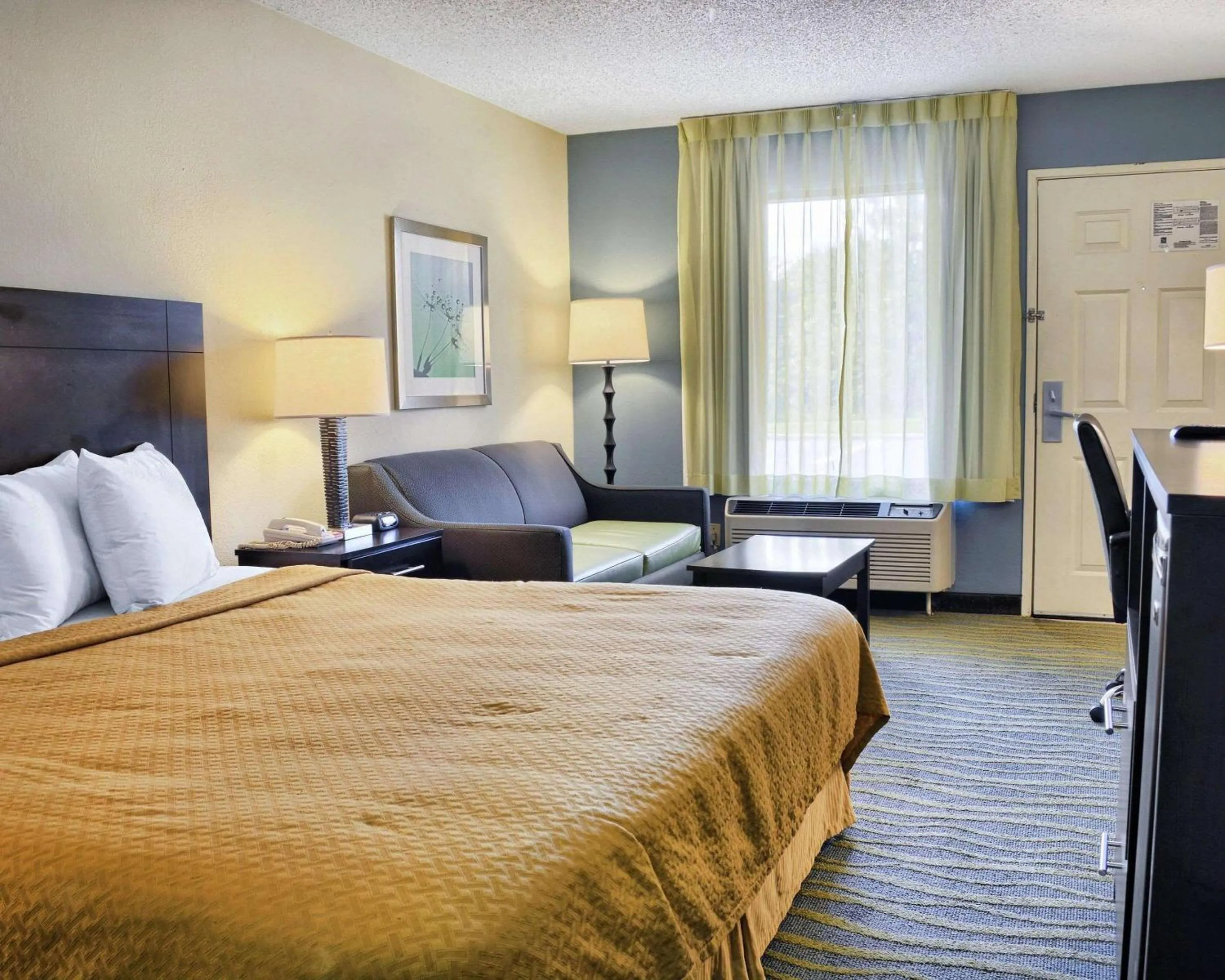 Photo of the whole room in Quality Inn Thornburg