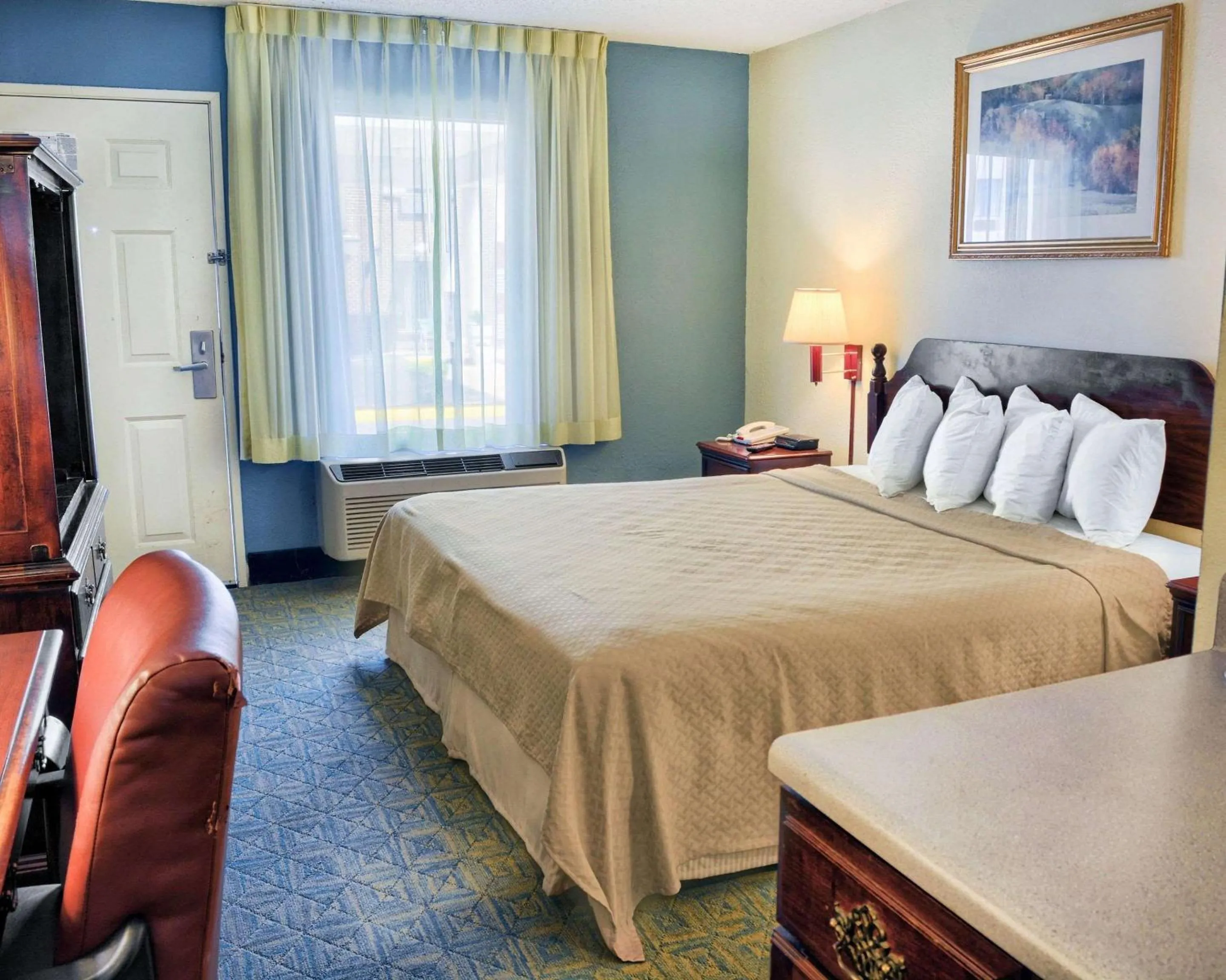 Photo of the whole room in Quality Inn Thornburg