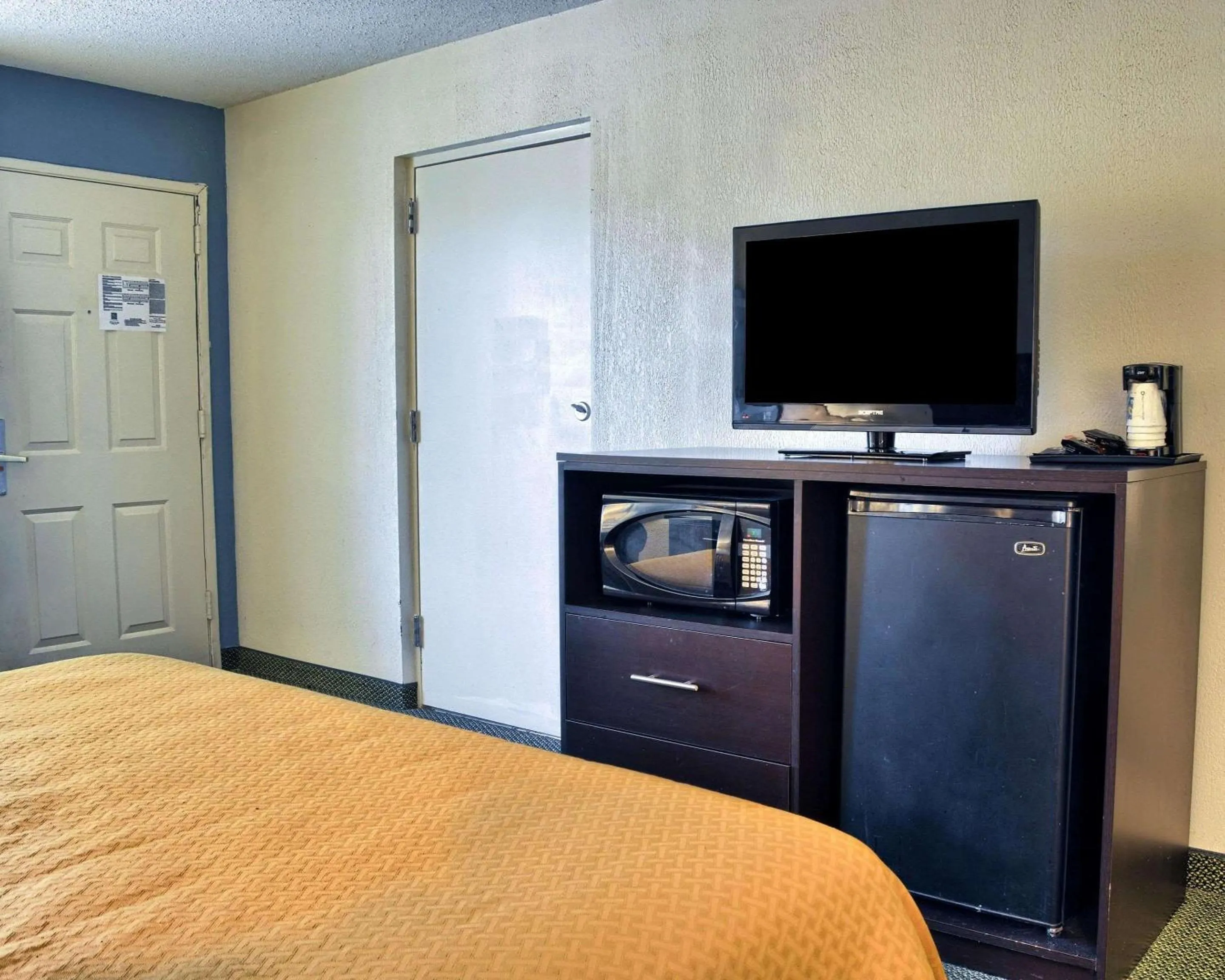 Photo of the whole room in Quality Inn Thornburg