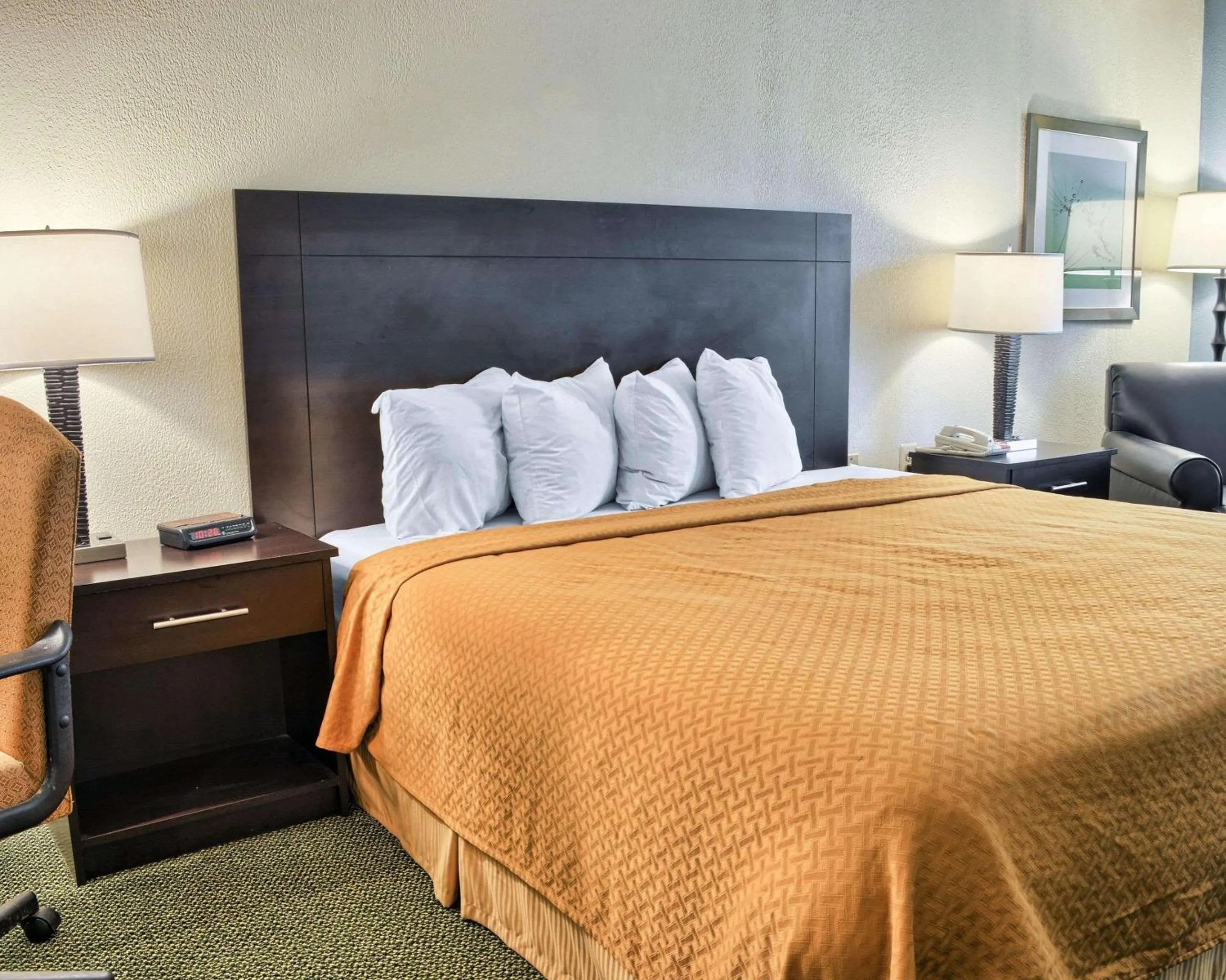 Photo of the whole room in Quality Inn Thornburg