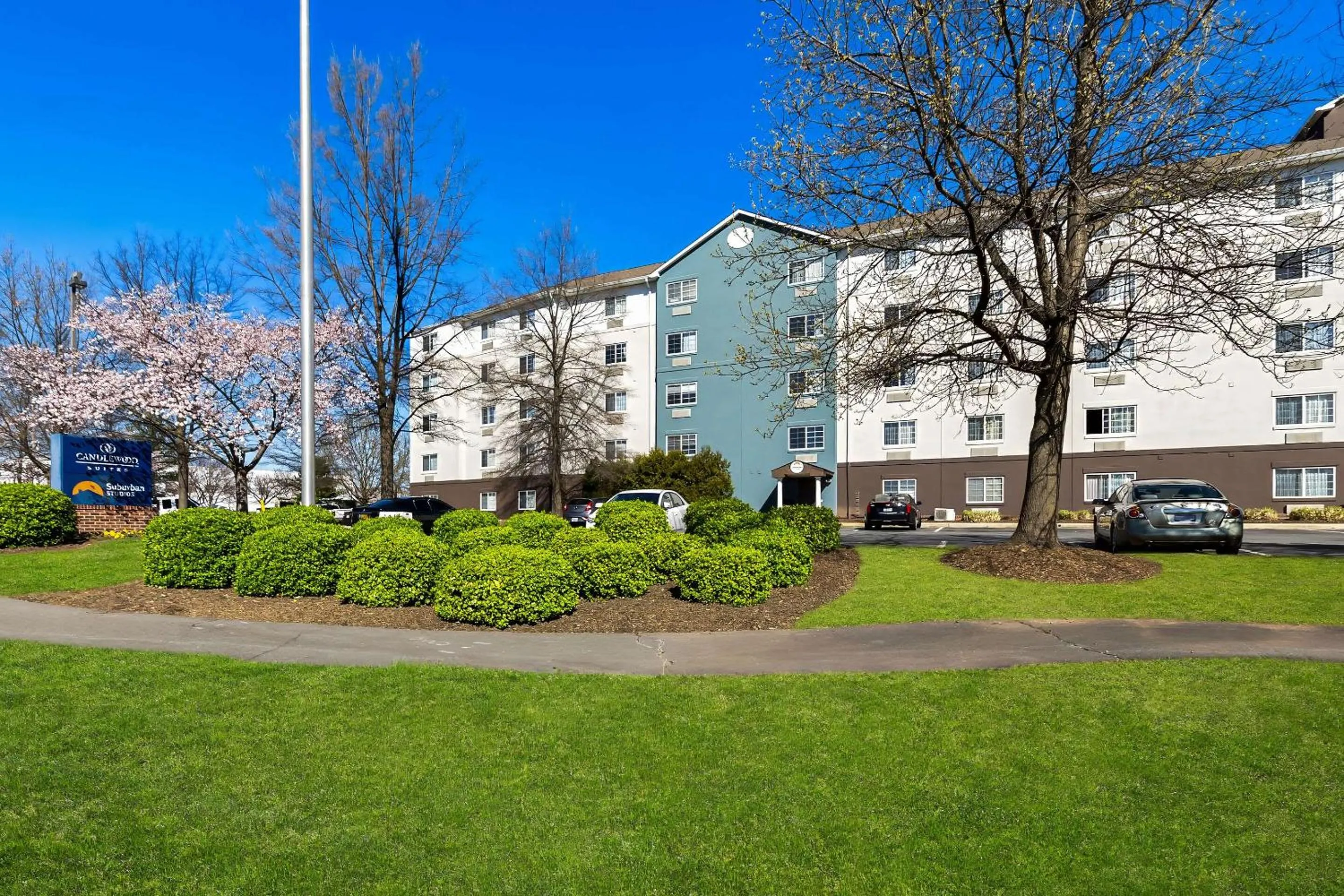 Property building in Suburban Studios Sterling - Washington Dulles