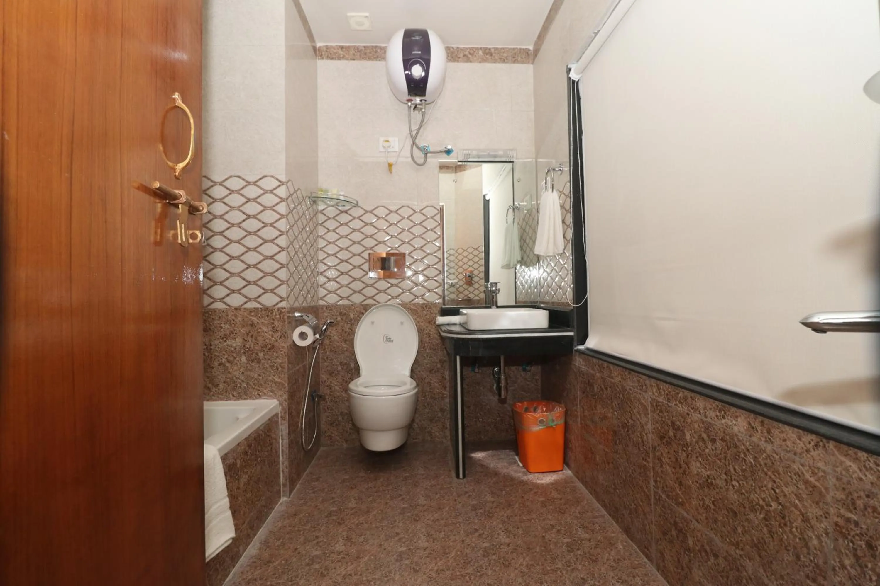 Shower in Hotel Earth Light Sauraha