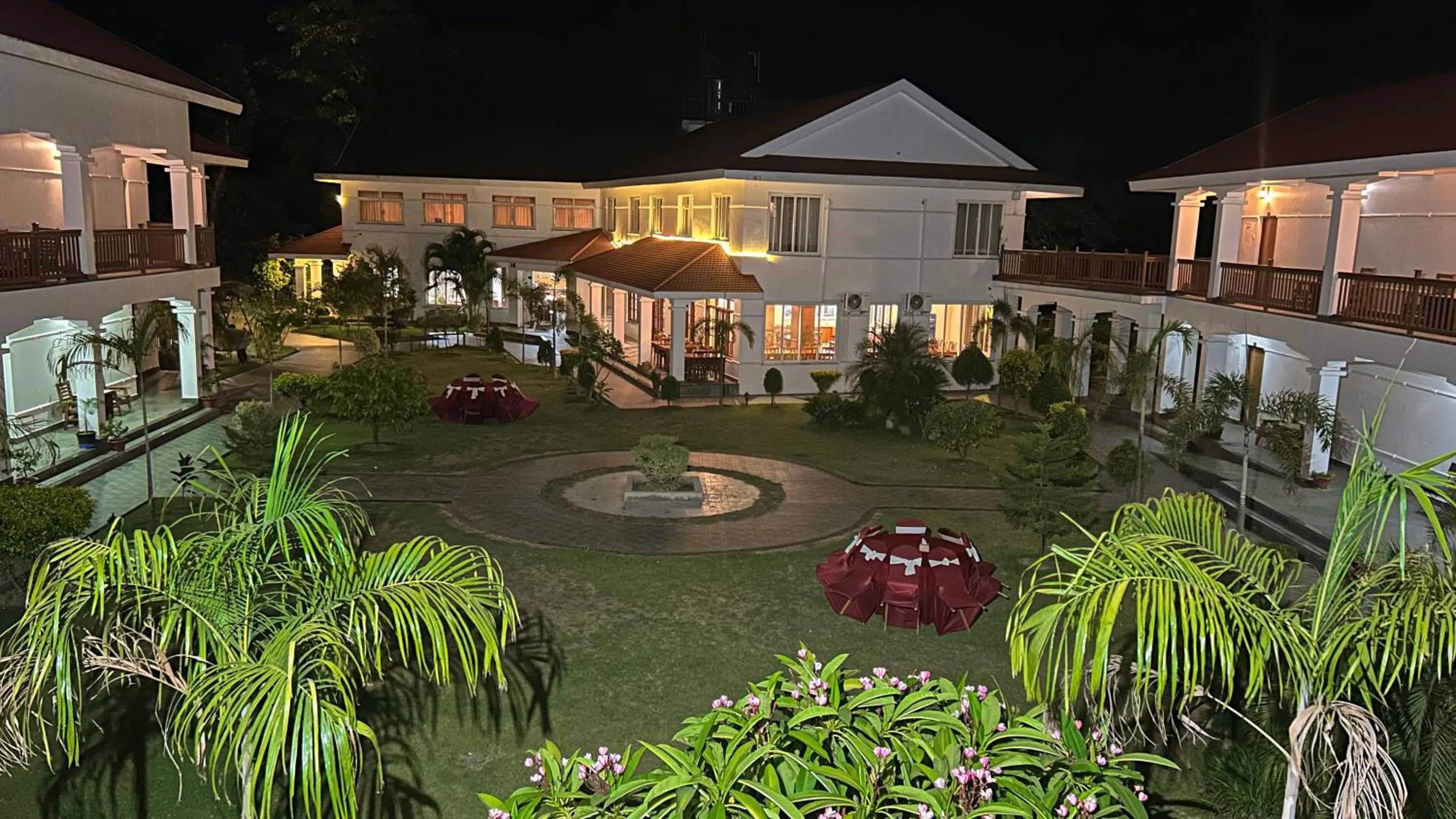 Garden in Hotel Earth Light Sauraha