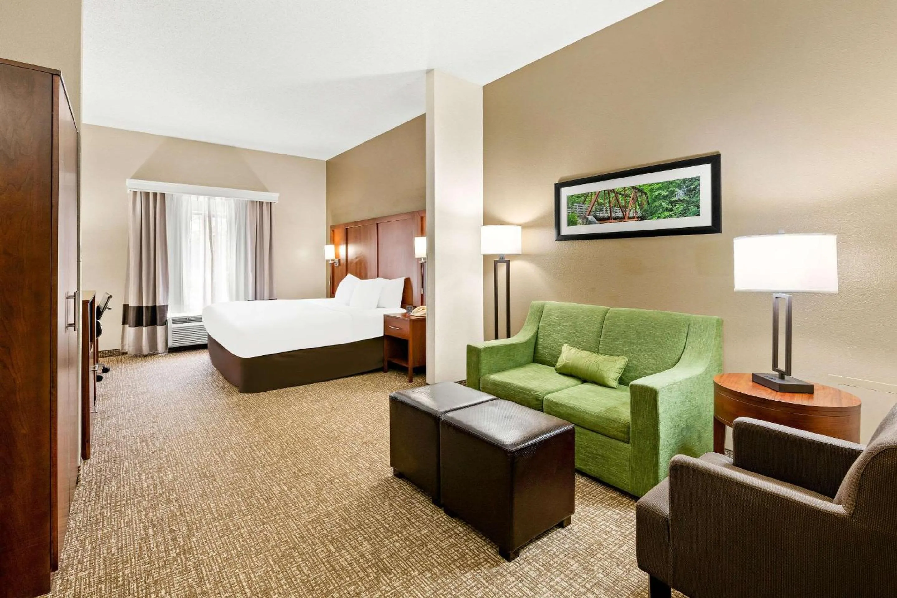 Bedroom, Bed in Comfort Suites Abingdon I-81