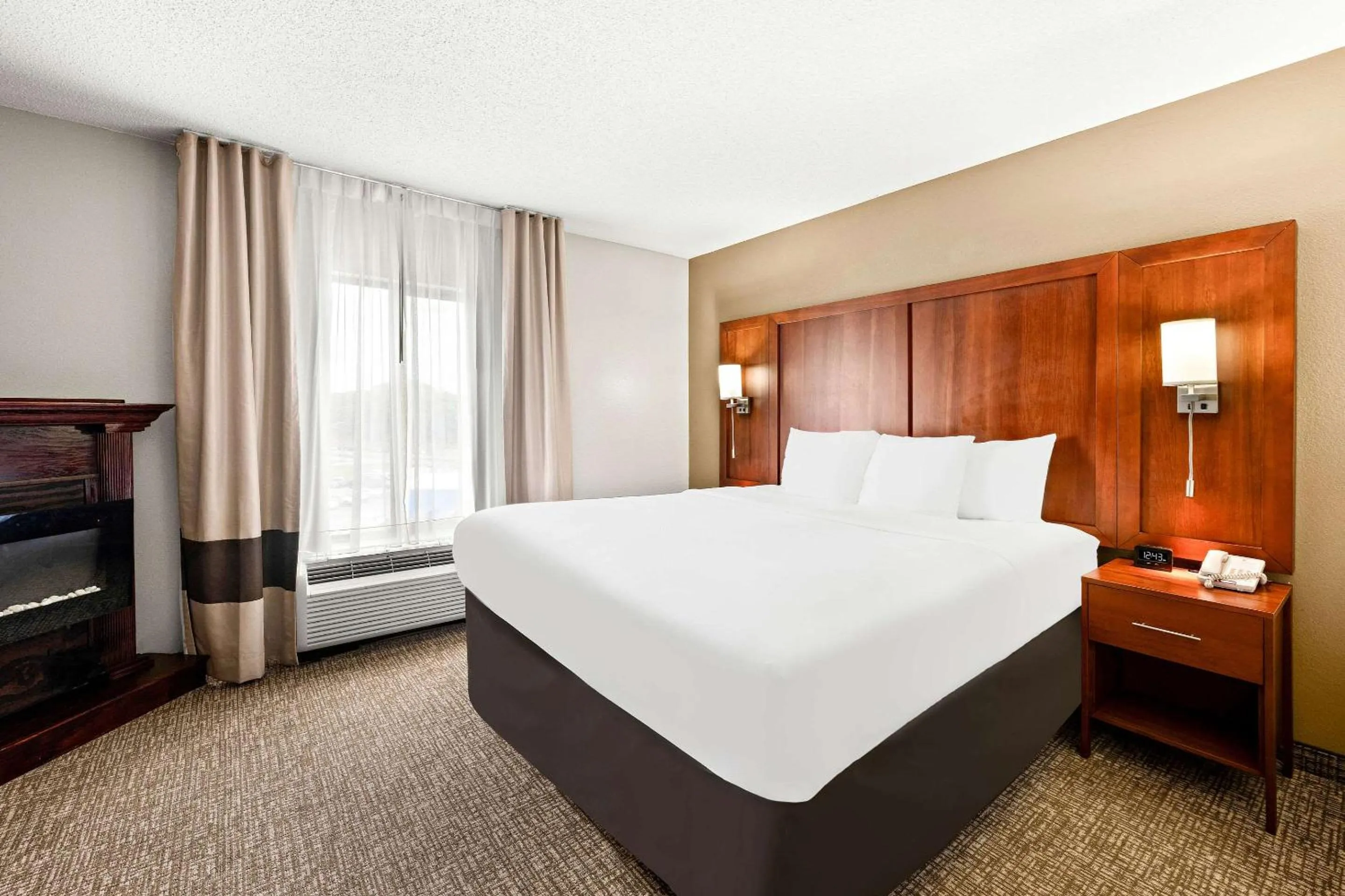 Bedroom, Bed in Comfort Suites Abingdon I-81