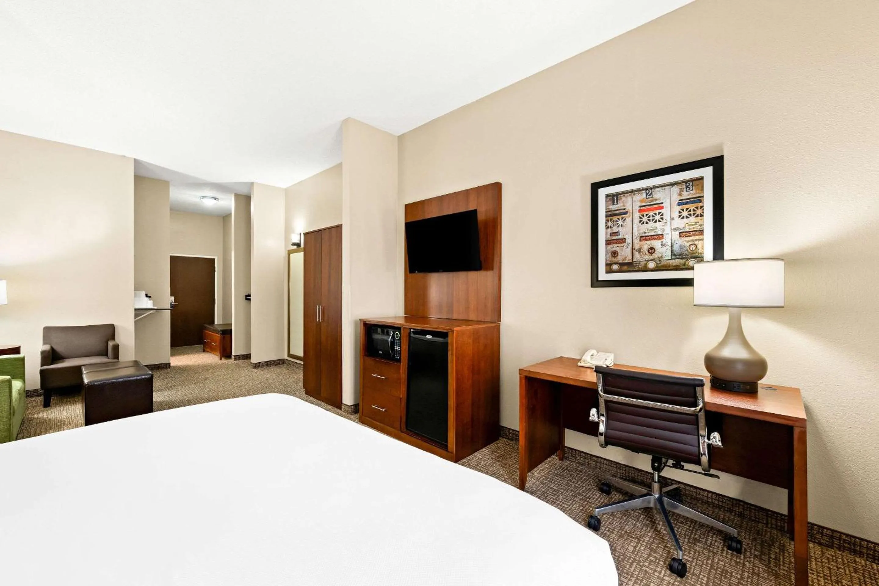 Bedroom, Bed in Comfort Suites Abingdon I-81