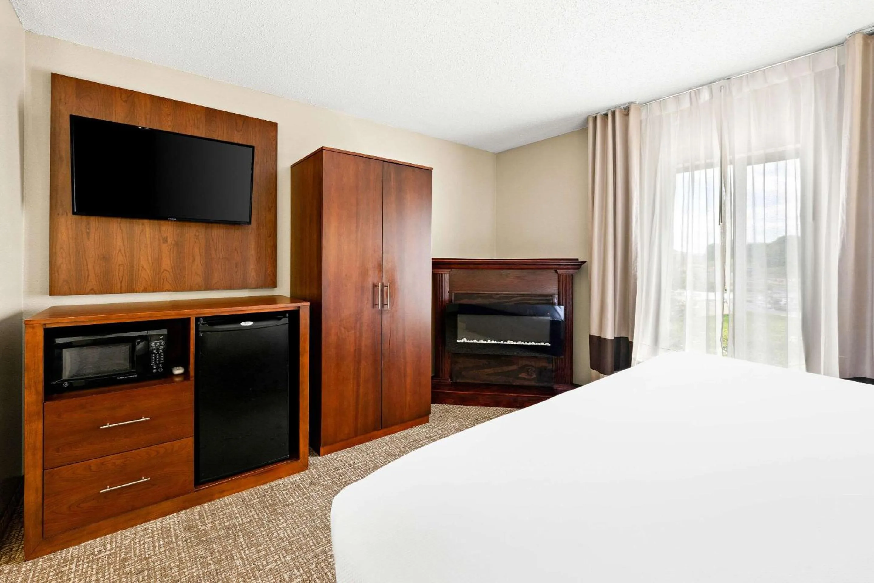 Bedroom, Bed in Comfort Suites Abingdon I-81