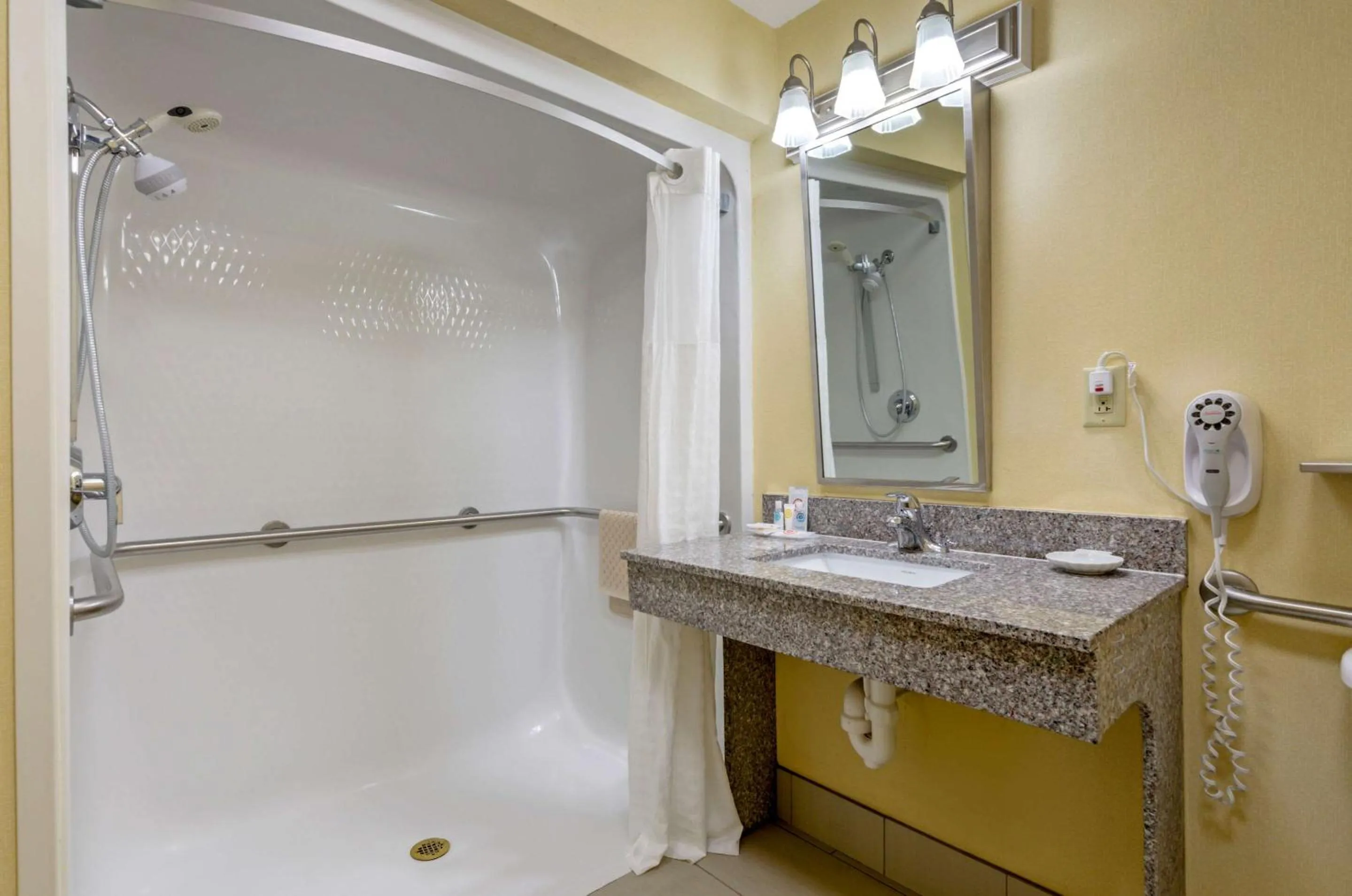 Bathroom in Comfort Inn & Suites Hillsville I-77